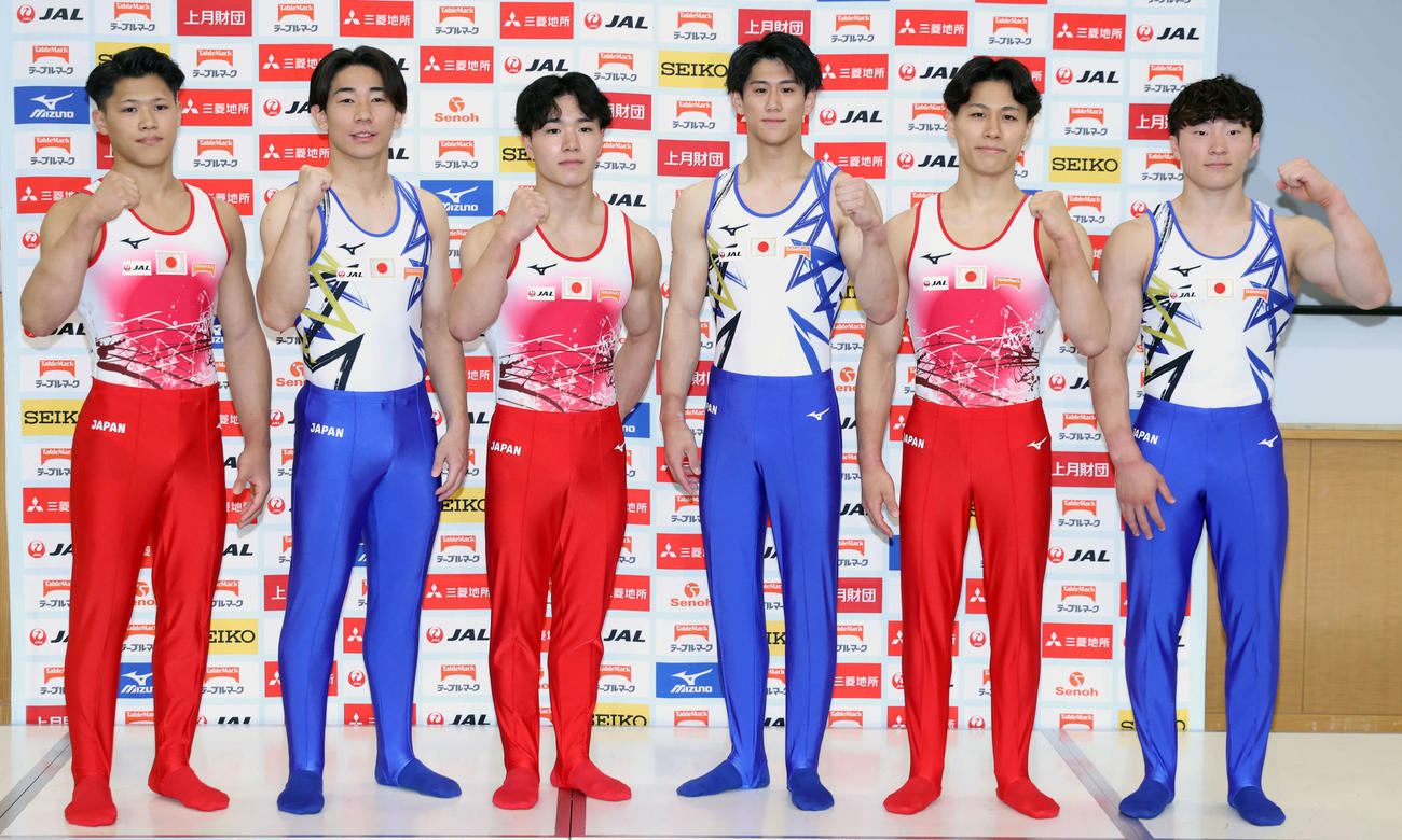日本代表体操男女・トランポリン新ユニホーム発表会に登壇し、フォトセッションを行った体操男子日本代表。左から角皆、南、岡、橋本、石沢、金田（撮影・山本朝陽）