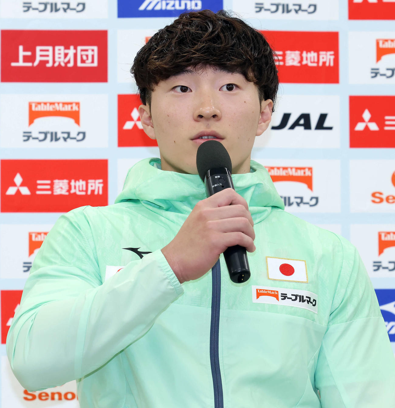 日本代表体操男女・トランポリン新ユニホーム発表会に登壇し、意気込みを語る金田（撮影・山本朝陽）