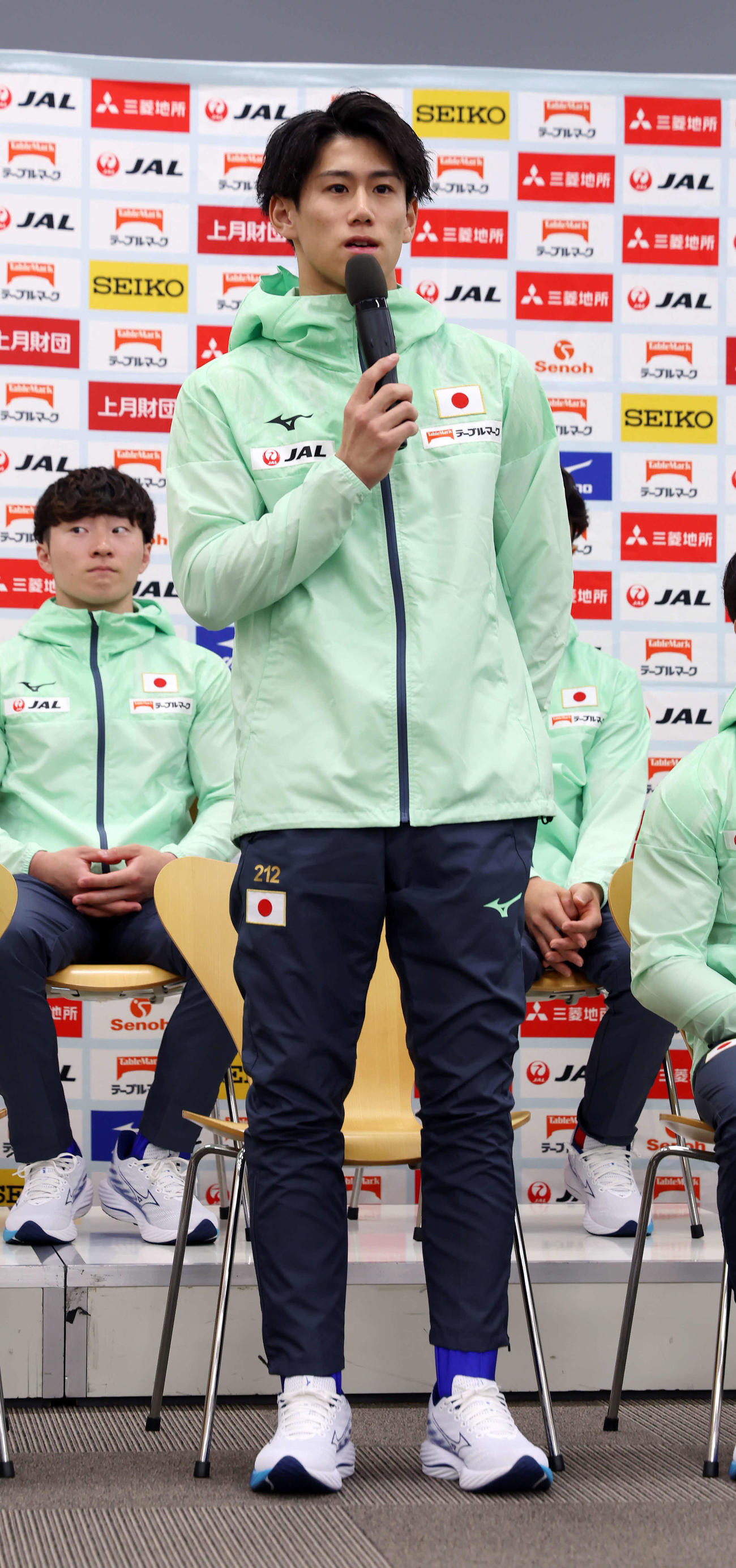 体操男女・トランポリン新ユニホーム発表会に登壇し、意気込みを語る橋本（撮影・山本朝陽）
