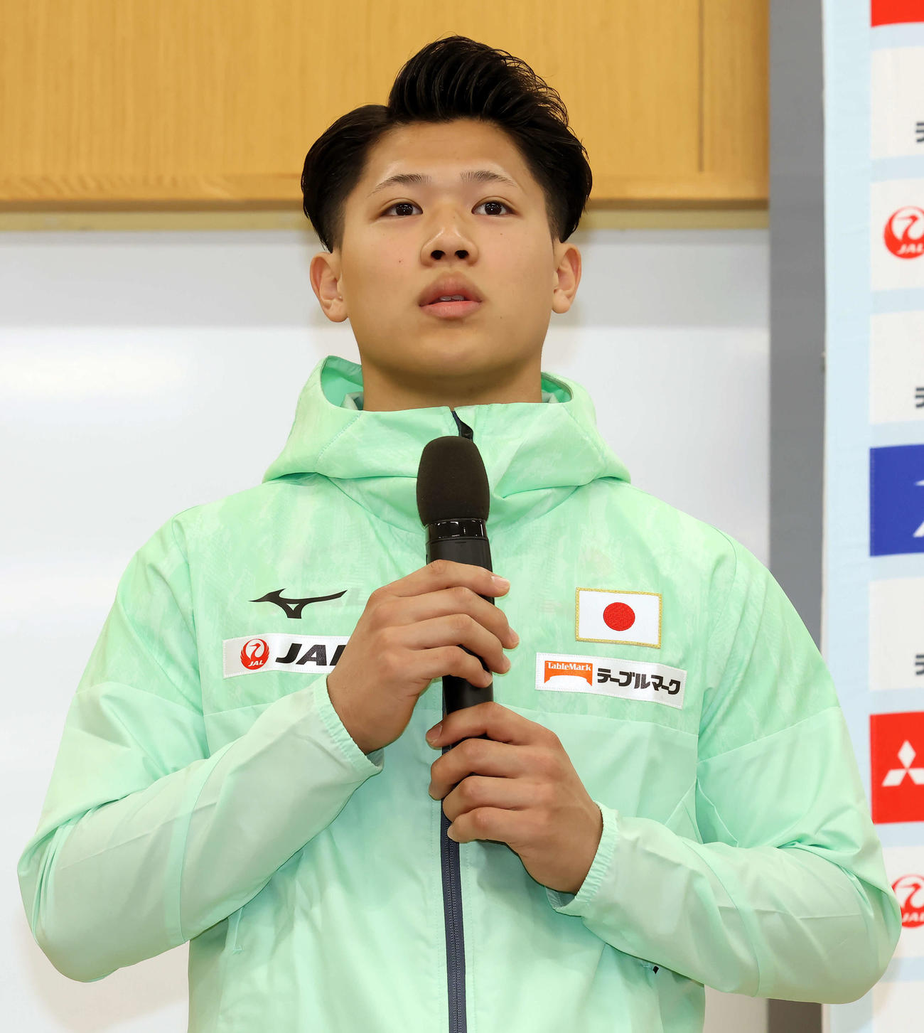 日本代表体操男女・トランポリン新ユニホーム発表会に登壇し、意気込みを語る角皆（撮影・山本朝陽）