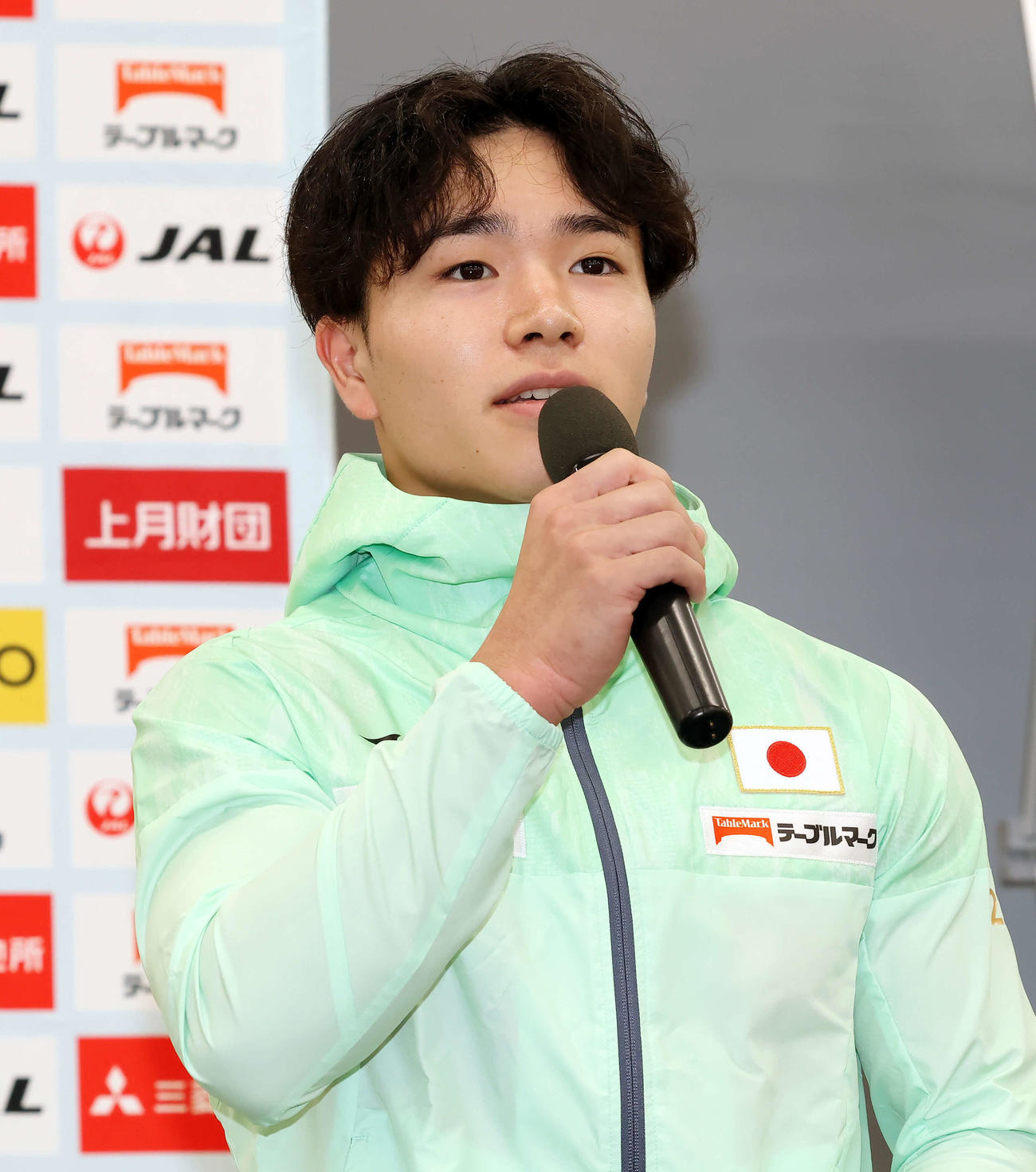 日本代表体操男女・トランポリン新ユニホーム発表会に登壇し、意気込みを語る岡（撮影・山本朝陽）