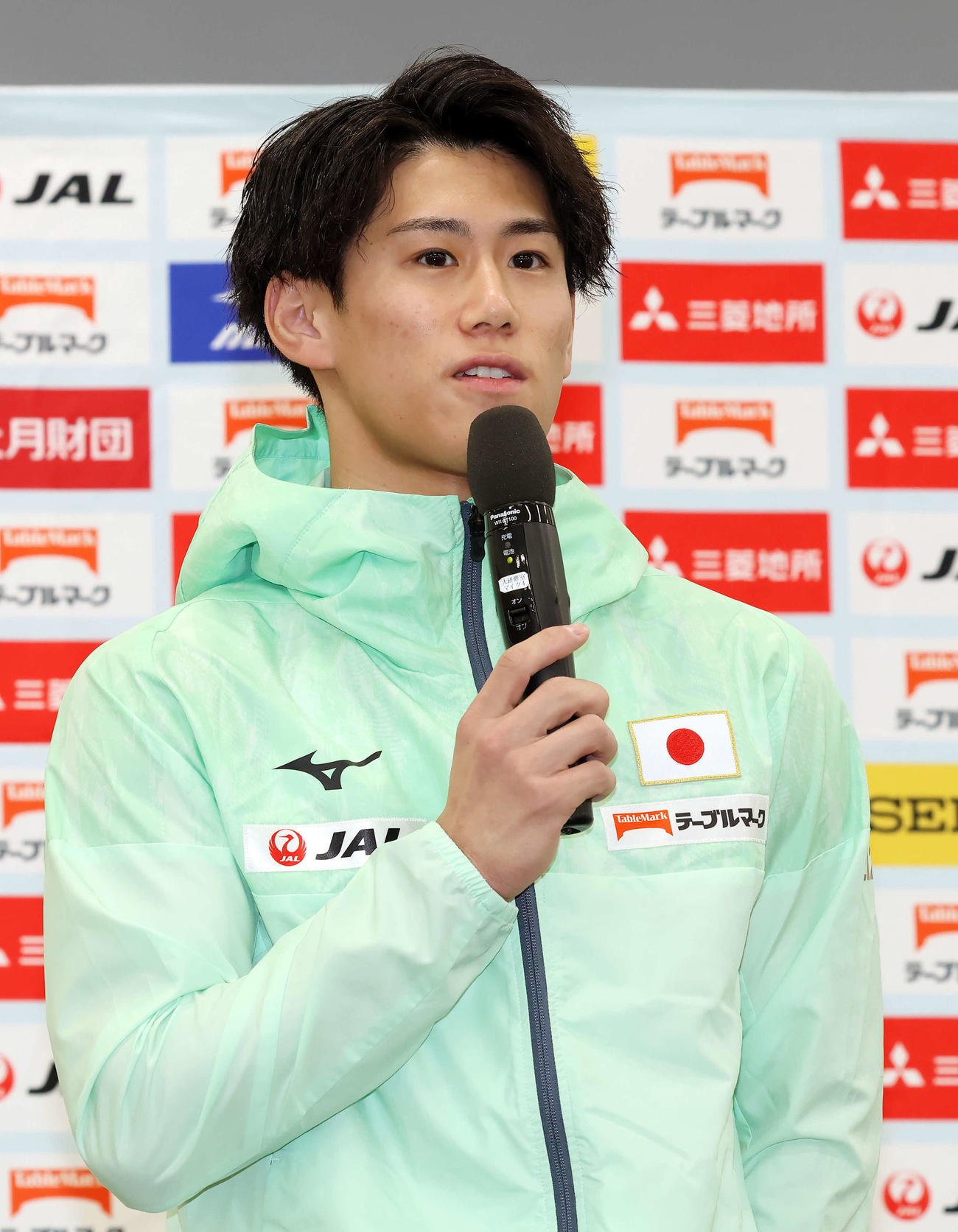 体操男女・トランポリン新ユニホーム発表会に登壇し、意気込みを語る橋本（撮影・山本朝陽）