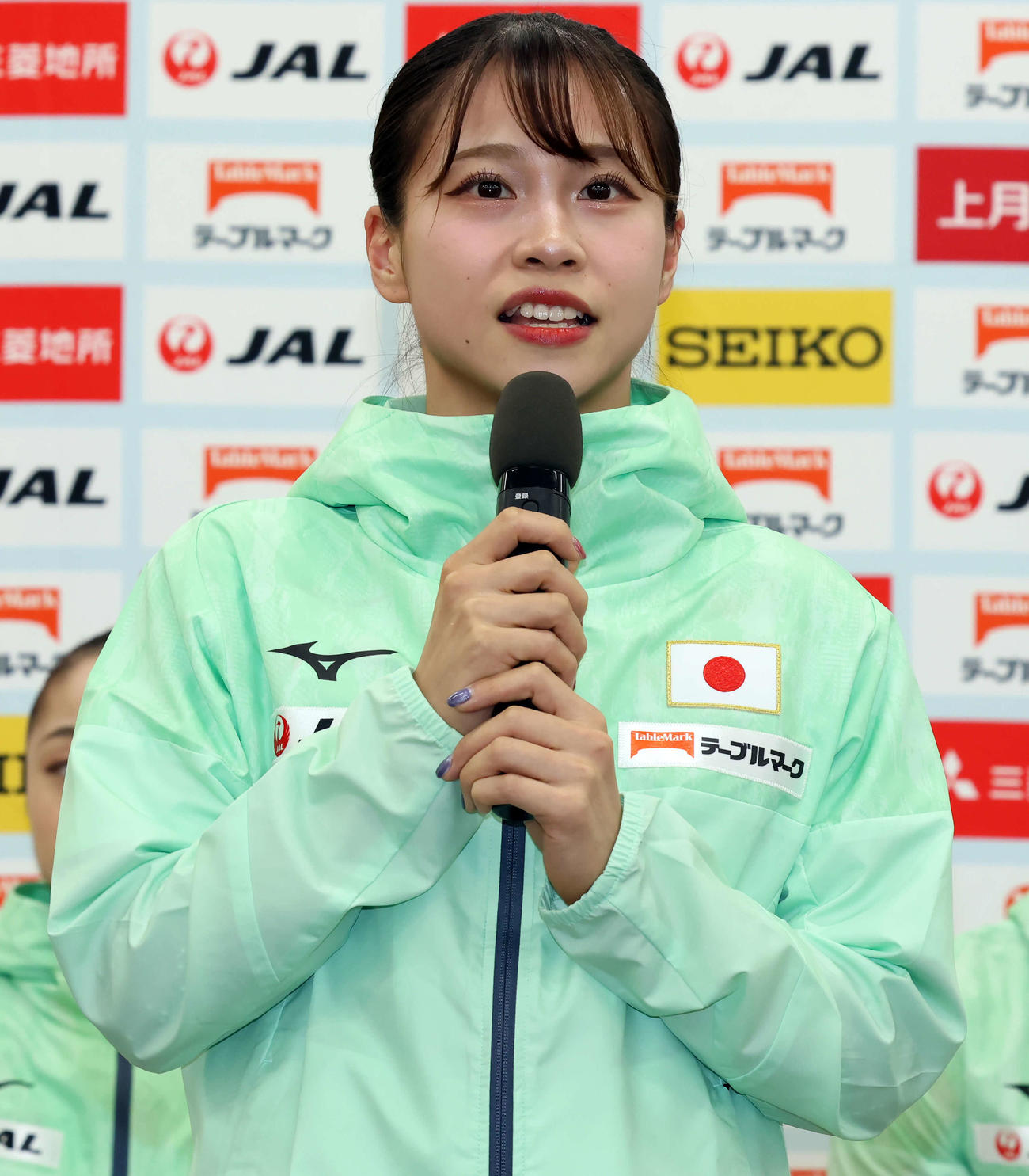 日本代表体操男女・トランポリン新ユニホーム発表会に登壇し、意気込みを語る杉原（撮影・山本朝陽）