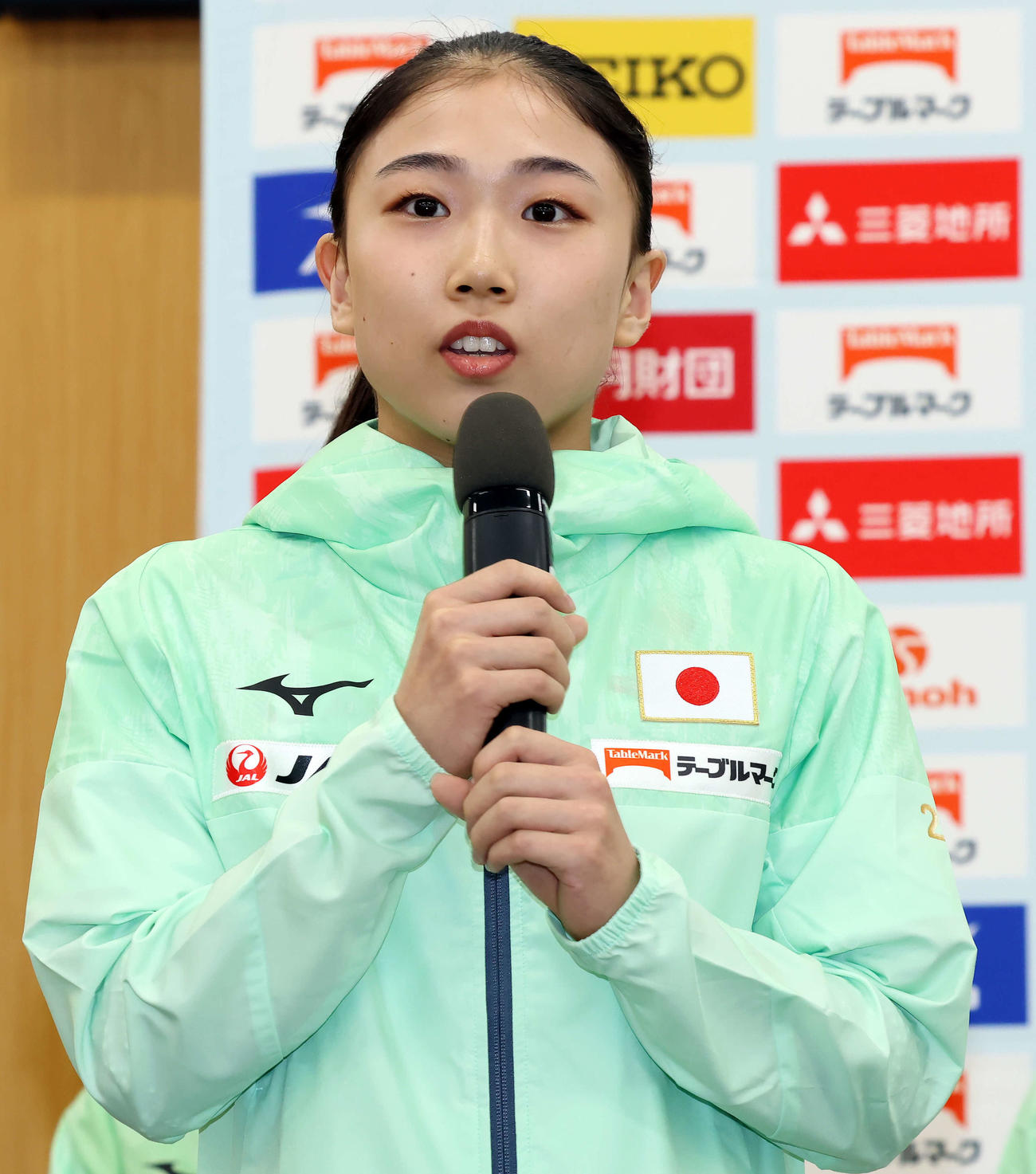 日本代表体操男女・トランポリン新ユニホーム発表会に登壇し、意気込みを語る岸（撮影・山本朝陽）