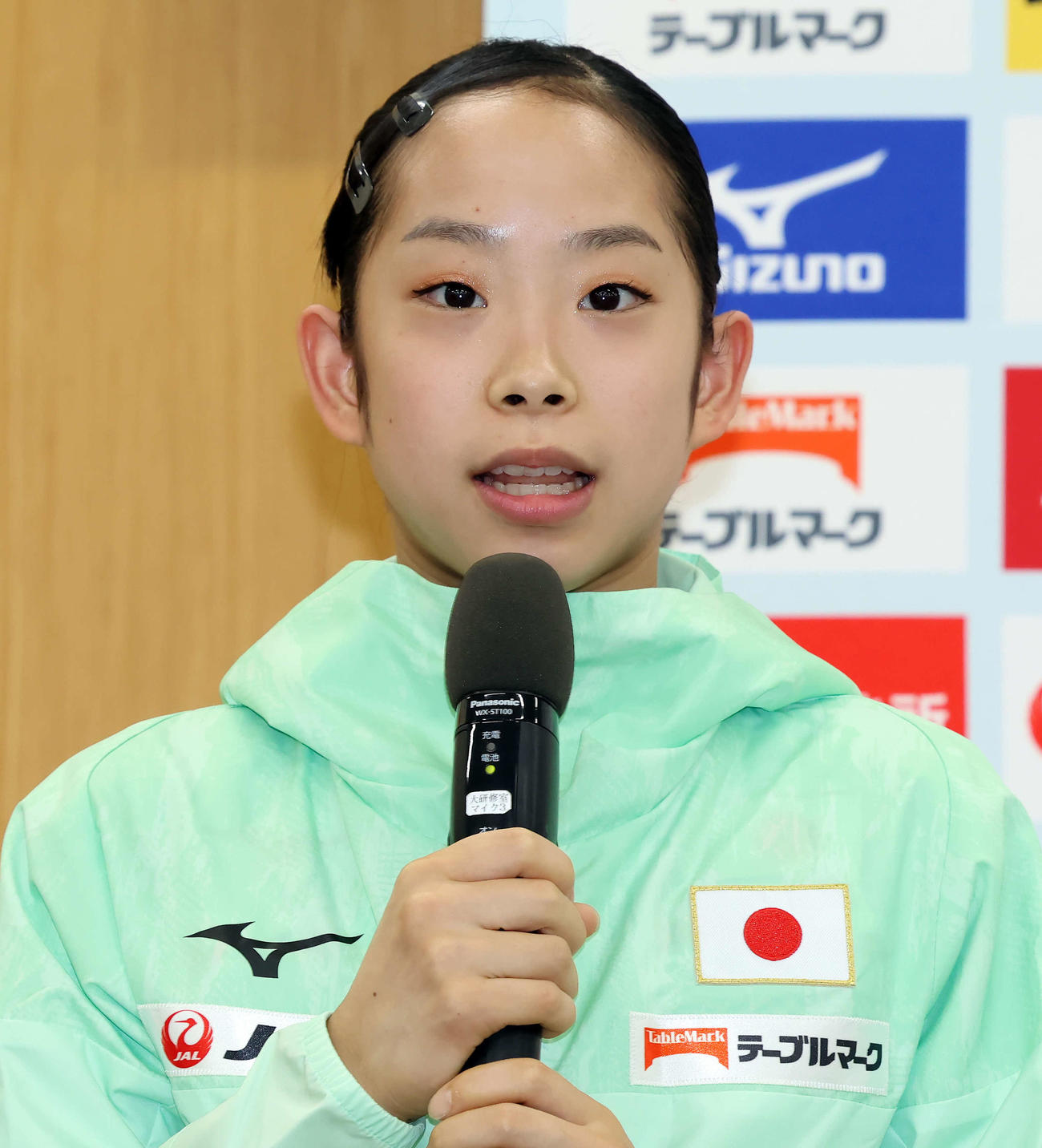 日本代表体操男女・トランポリン新ユニホーム発表会に登壇し、意気込みを語る中村（撮影・山本朝陽）