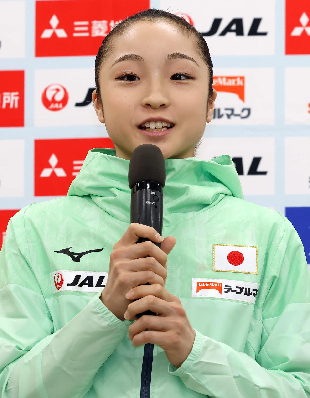 日本代表体操男女・トランポリン新ユニホーム発表会に登壇し、意気込みを語る岡村（撮影・山本朝陽）