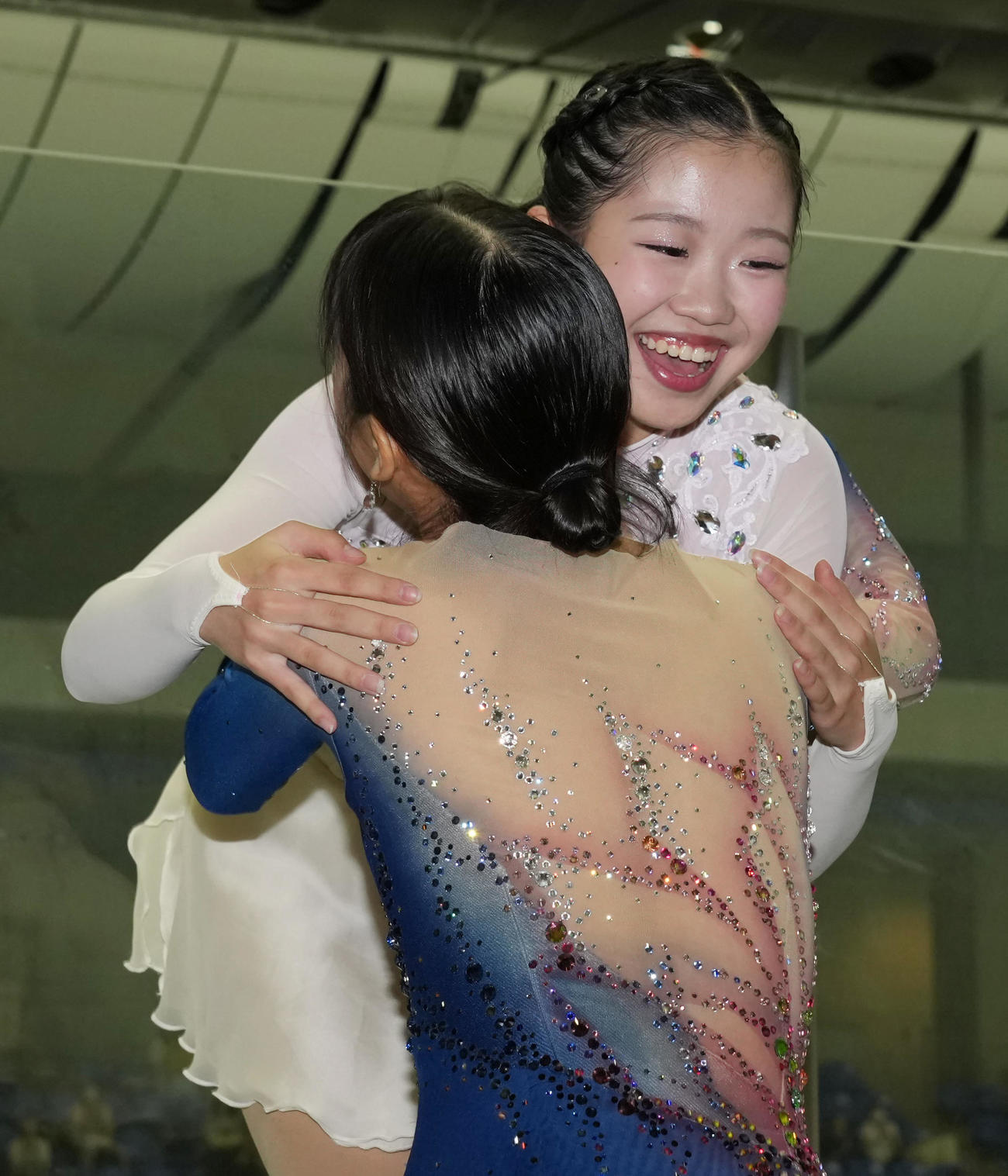 女子フリー　表彰式で三原舞依（手前）と抱き合う優勝の中井亜美（撮影・清水貴仁）