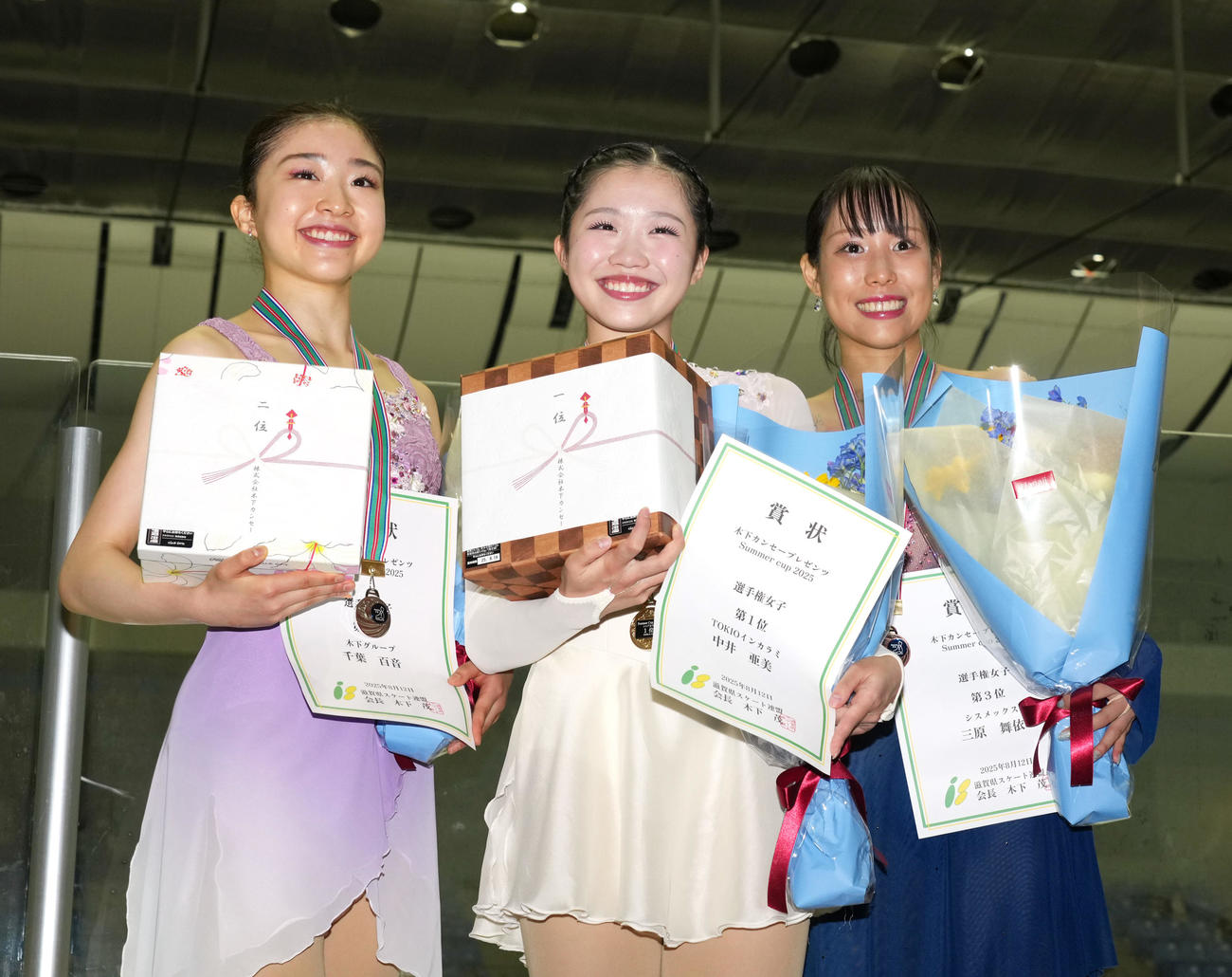 女子フリー　表彰式の壇上で笑顔をみせる優勝の中井亜美（中央）、左は2位の千葉百音、右は3位の三原舞依（撮影・清水貴仁）