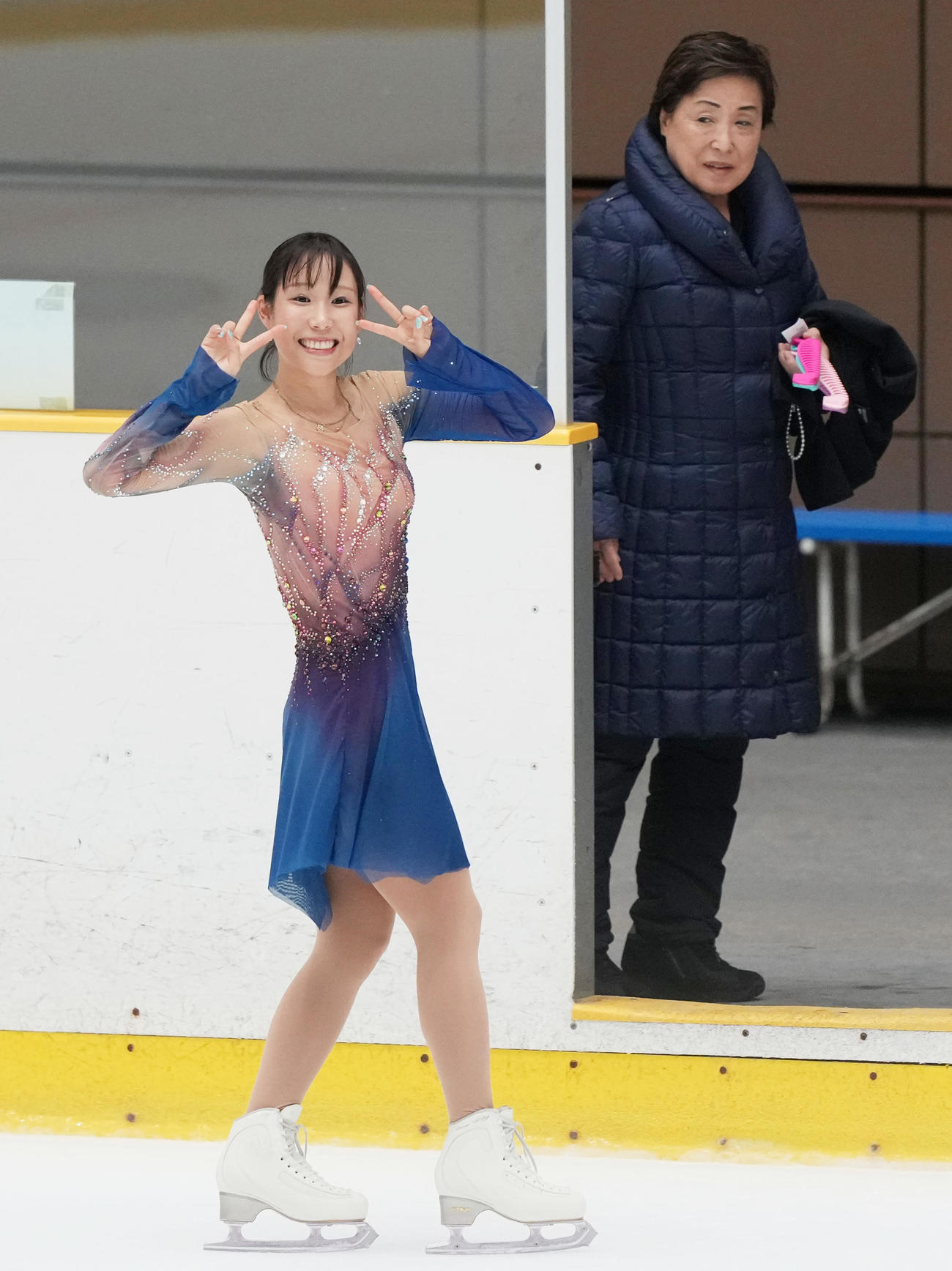 女子フリー　演技を終え観客の歓声に応える三原舞依、右は中野園子コーチ（撮影・清水貴仁）