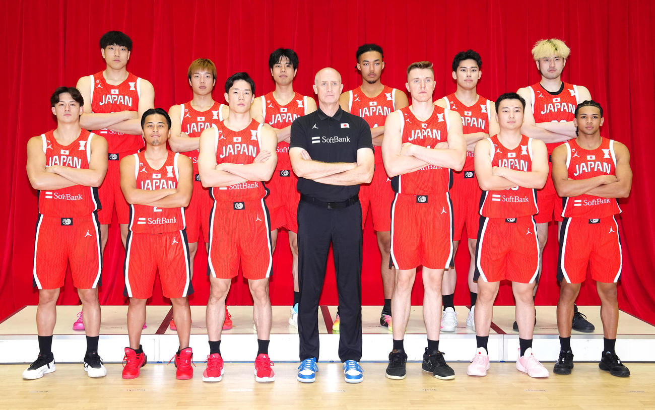 アジア杯に向け、会見に臨み、写真に納まるバスケットボール男子日本代表の選手たち。前列左からテーブス、富樫、馬場、ホーバス・ヘッドコーチ、ホーキンソン、富永、ハーパー、後列左から狩野、西田、吉井、ジェイコブス、金近、川真田（2025年7月撮影）