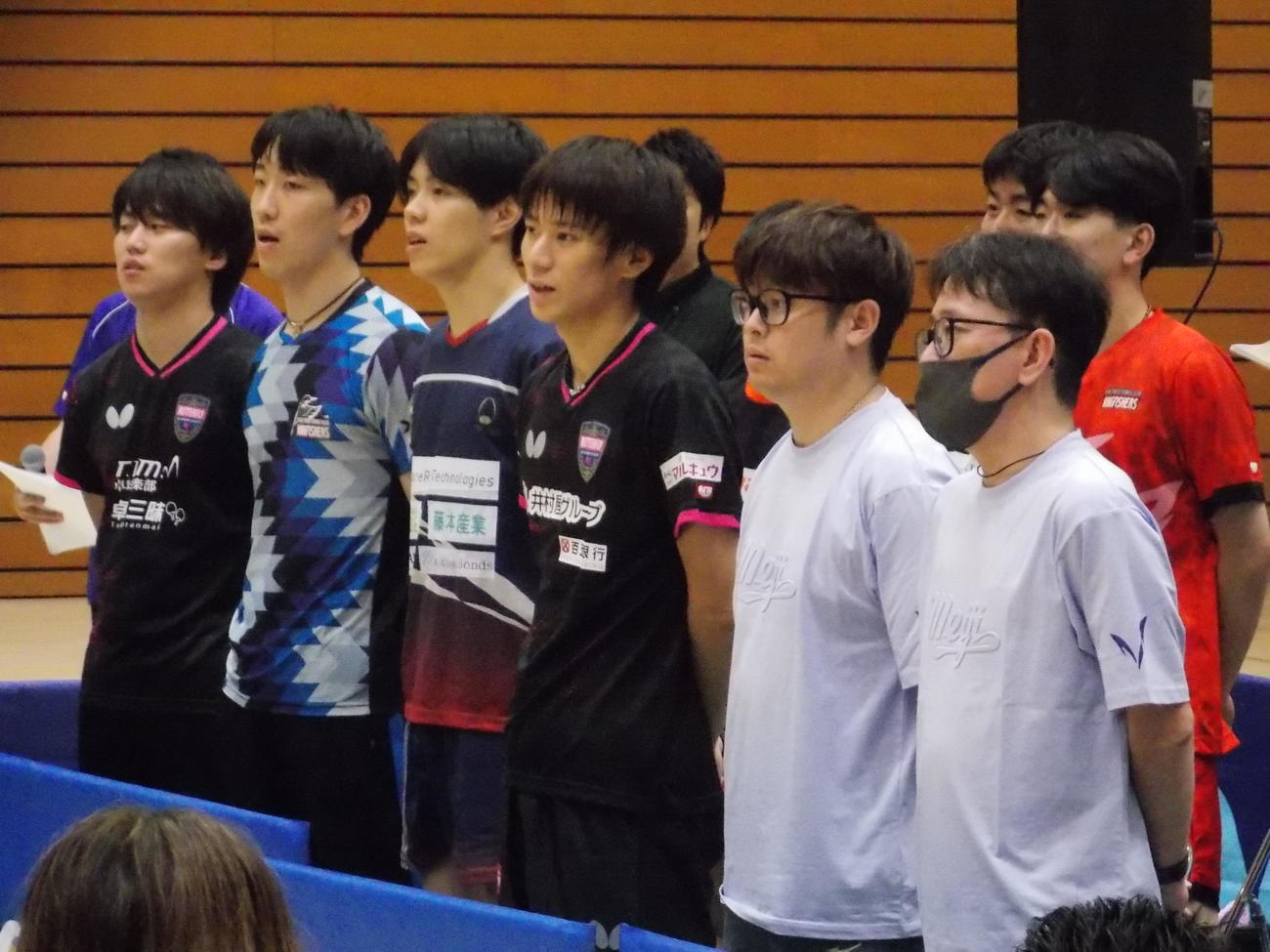 明大ドリームゲームズで校歌を歌う戸上隼輔（前列右から3人目）（撮影・松本航）