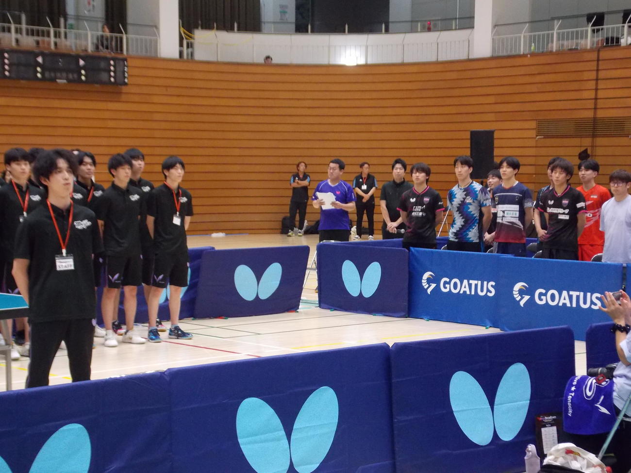明大ドリームゲームズで校歌を歌う戸上隼輔（右から2人目）（撮影・松本航）