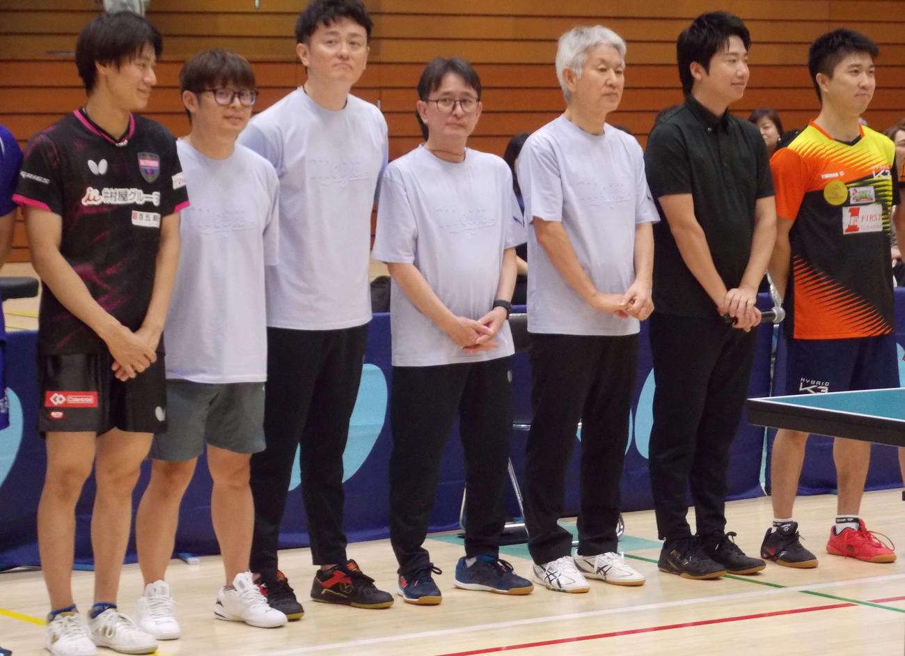 明大ドリームゲームズに参加した水谷隼さん（右から2人目）、戸上隼輔（左）ら（撮影・松本航）