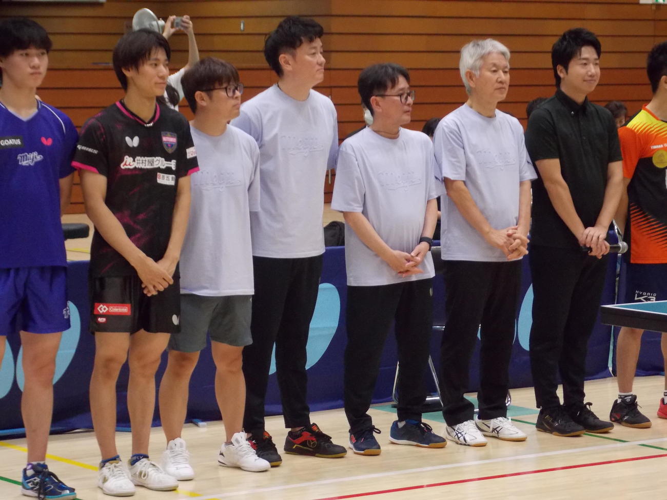 明大ドリームゲームズに参加した水谷隼さん（右から2人目）、戸上隼輔（左から2人目）ら（撮影・松本航）