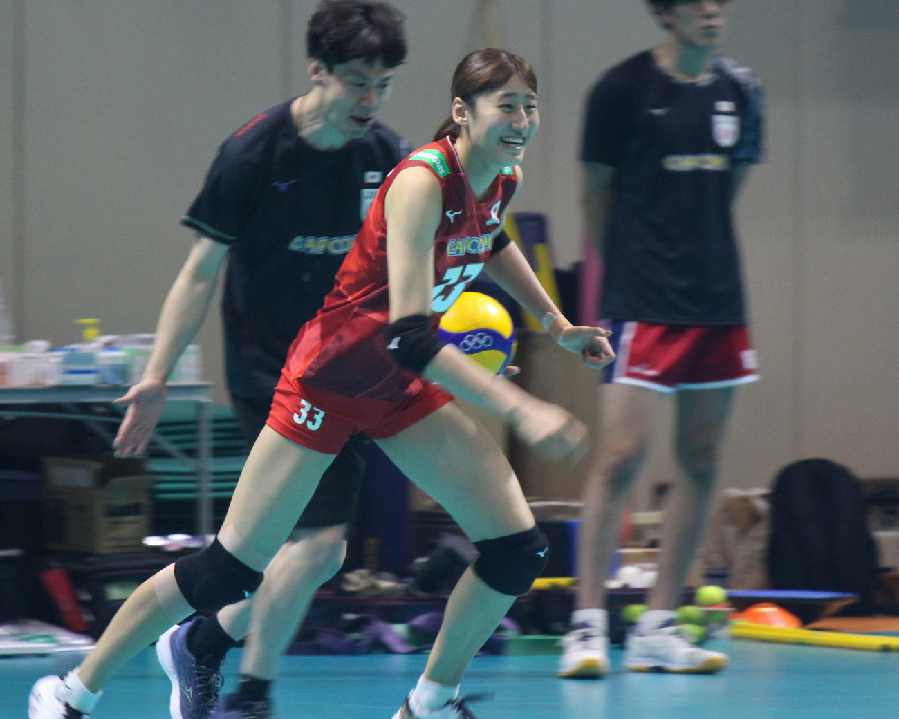 練習中に笑顔を見せる秋本（撮影・勝部晃多）