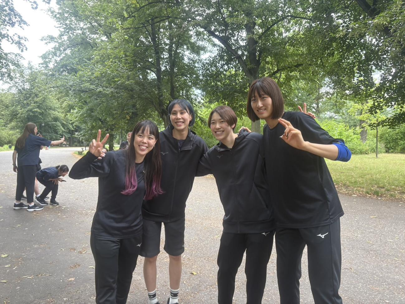 笑顔で写真に納まる（左から）小島、和田、塩出、秋本（C）JVA