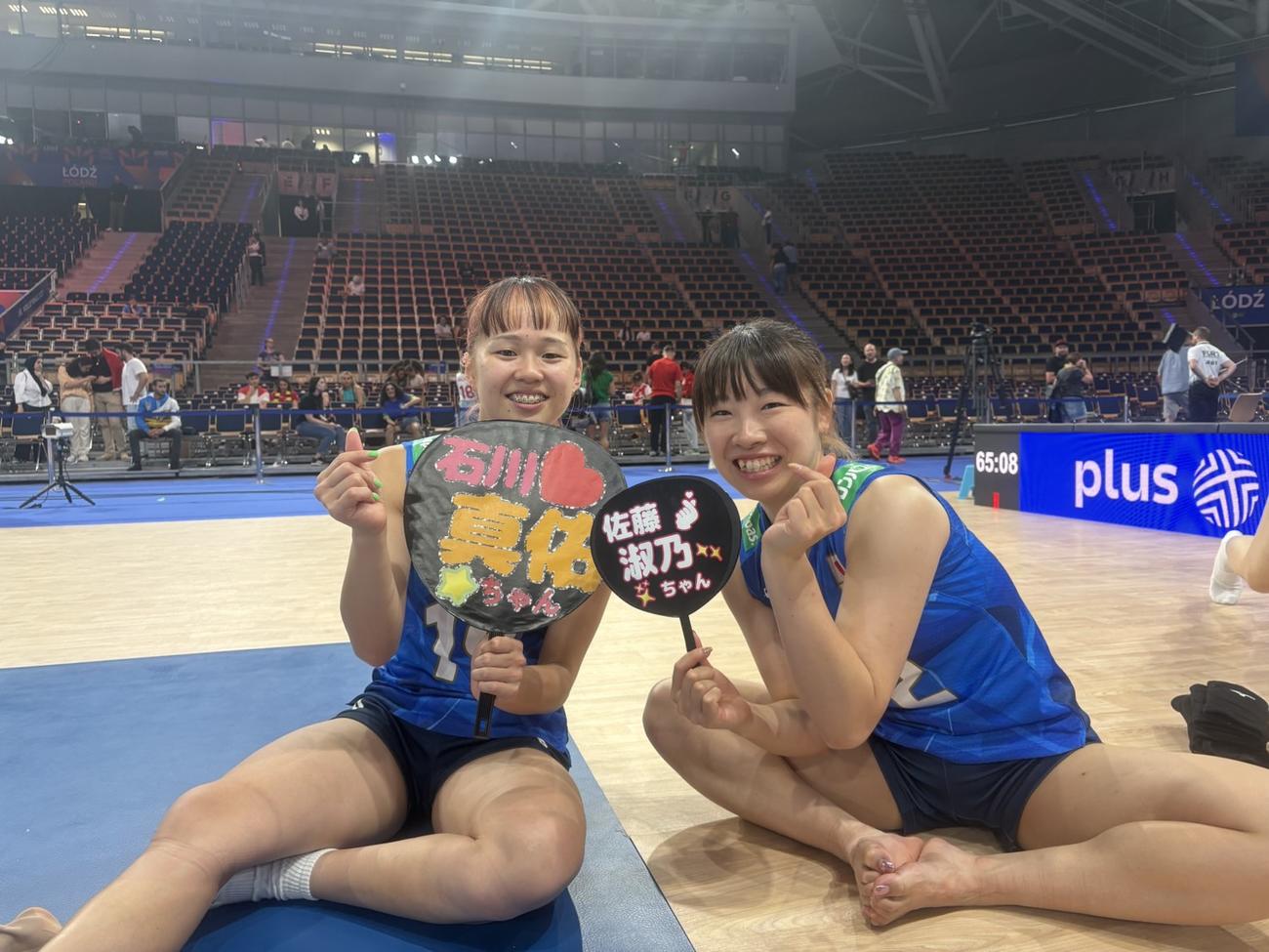 笑顔で写真に納まる岩沢（左）と中川（C）JVA