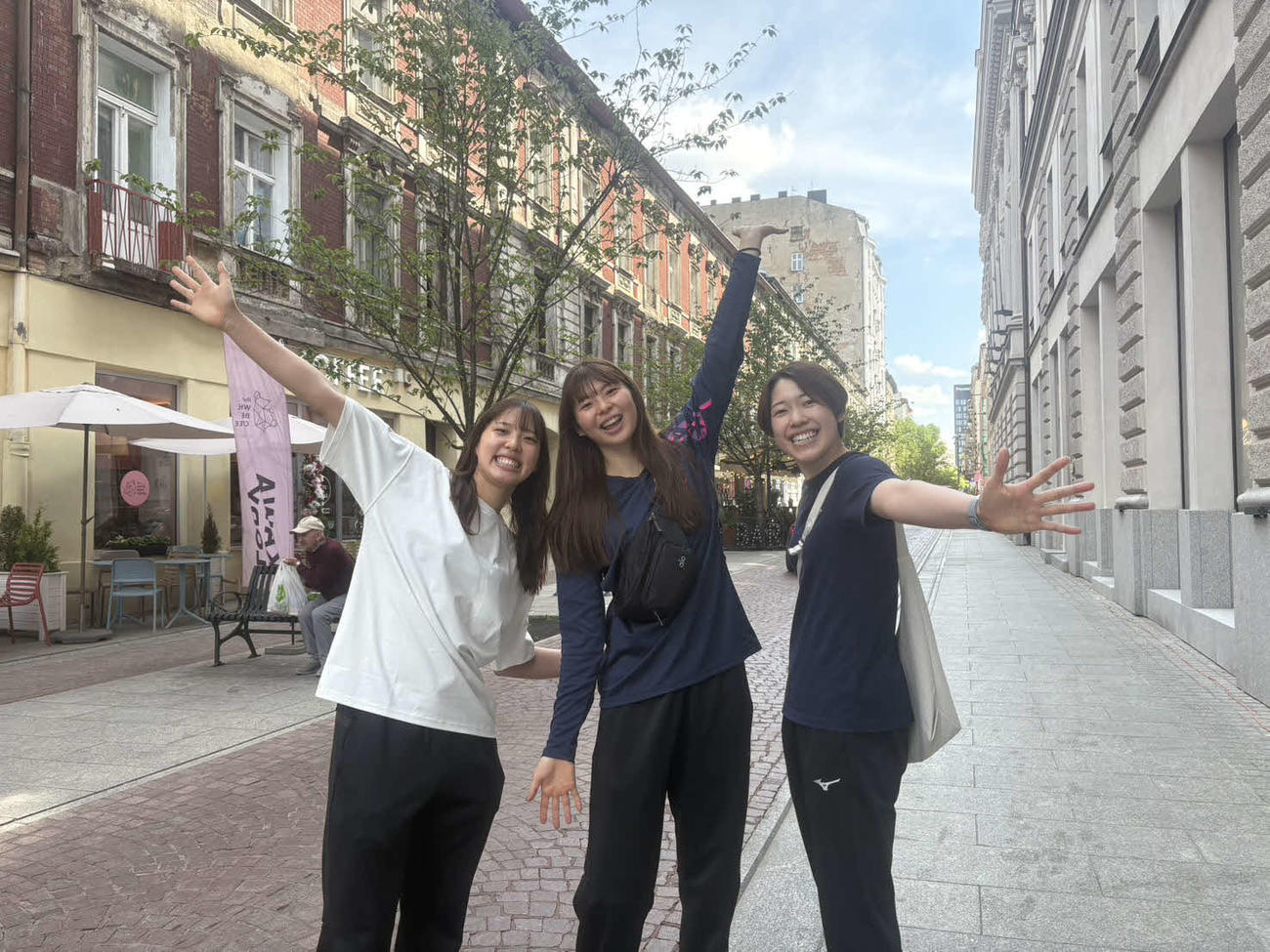 笑顔で写真に納まる（左から）関、山田、塩出（C）JVA