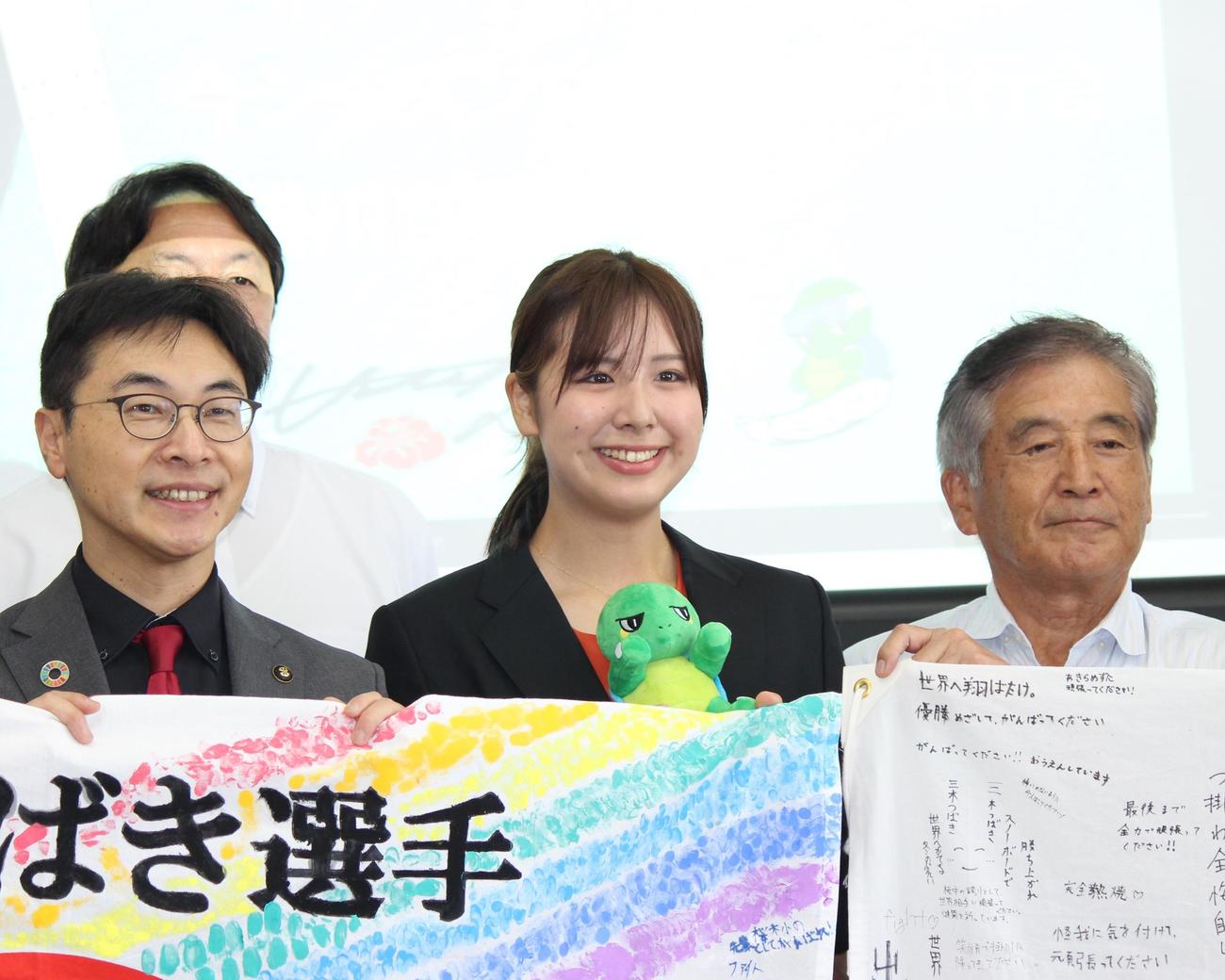 笑顔で写真に納まる三木つばき（中央）（撮影・勝部晃多）