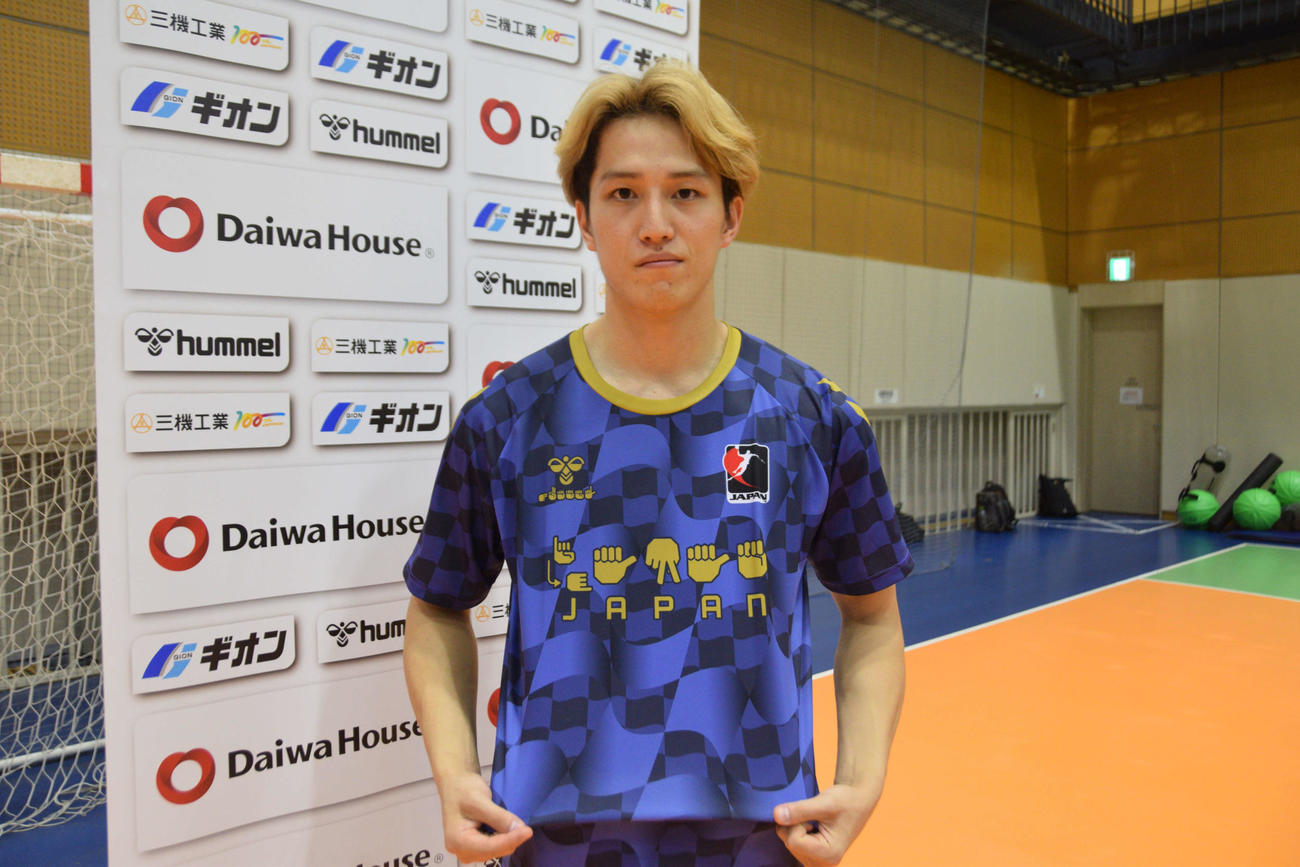 デフスポーツ周知のトレーニングウエアを披露した男子日本代表の藤坂（撮影・泉光太郎）