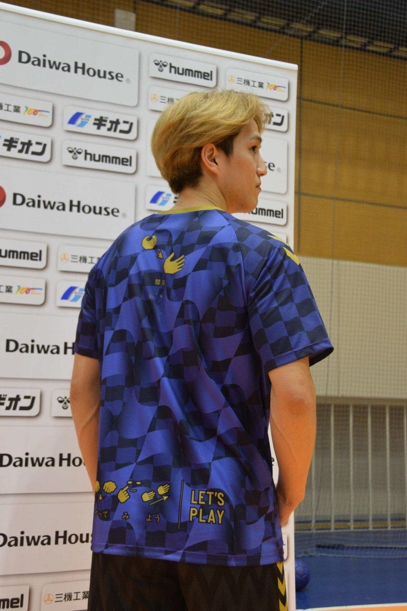 デフスポーツ周知のトレーニングウエアを披露した男子日本代表の藤坂（撮影・泉光太郎）