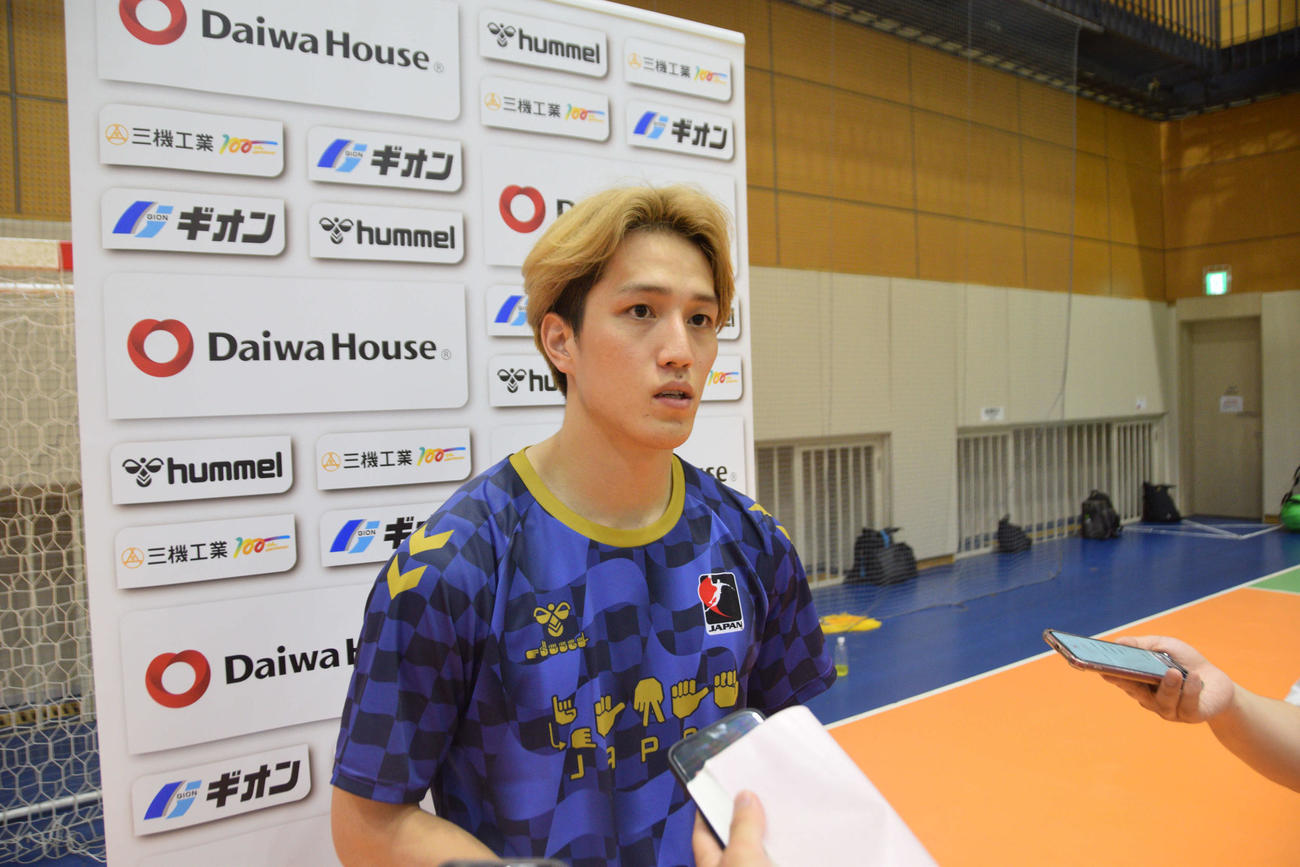 取材に応じた男子日本代表の藤坂（撮影・泉光太郎）