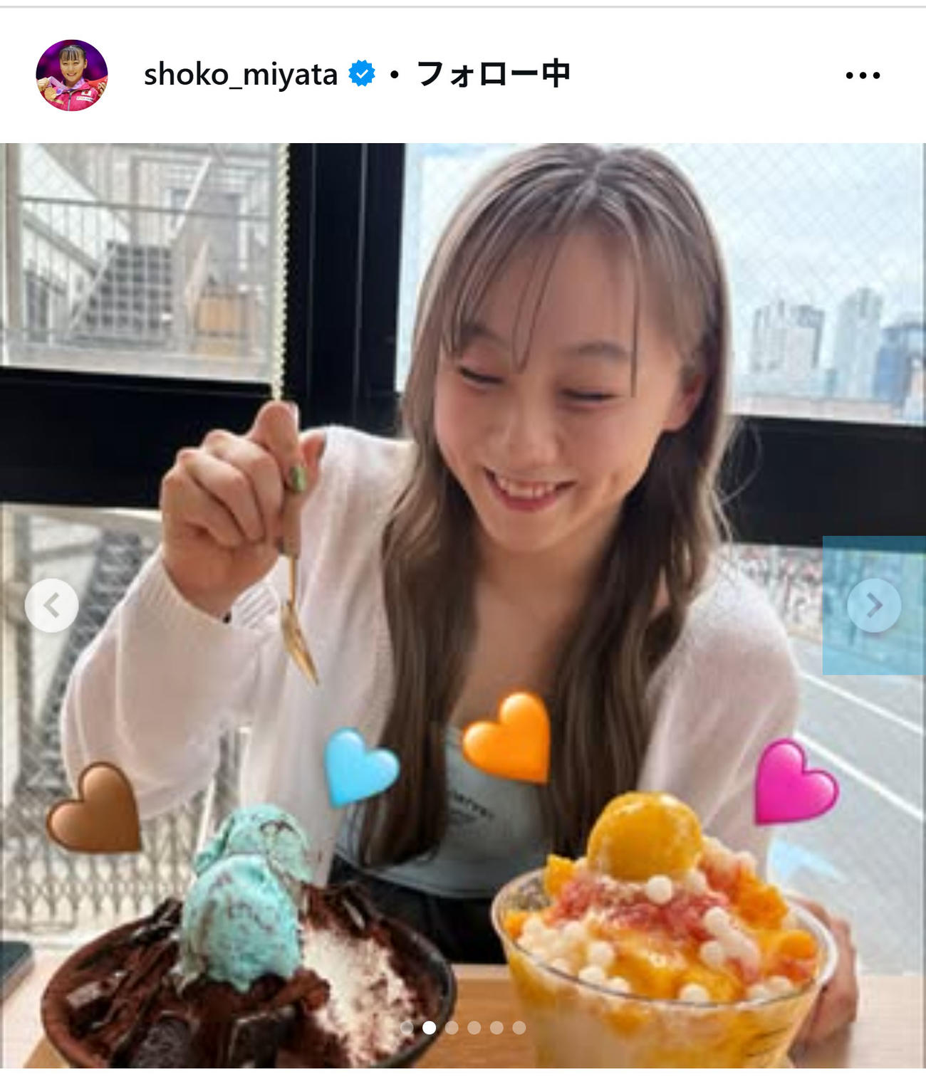 スイーツを前に満面の笑みを浮かべる宮田笙子（インスタグラムから）