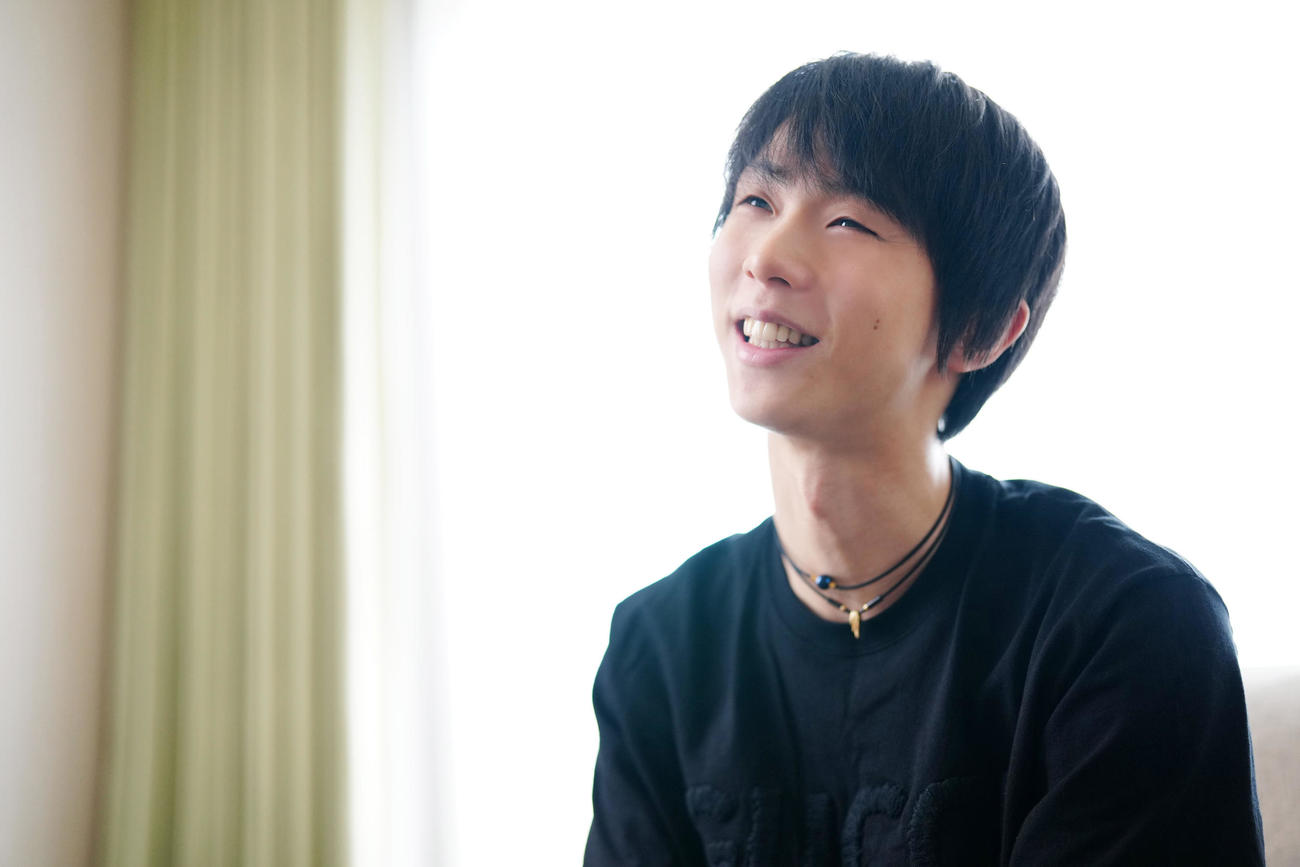 本紙インタビューに臨み、笑みを浮かべる羽生結弦さん（25年7月9日撮影）
