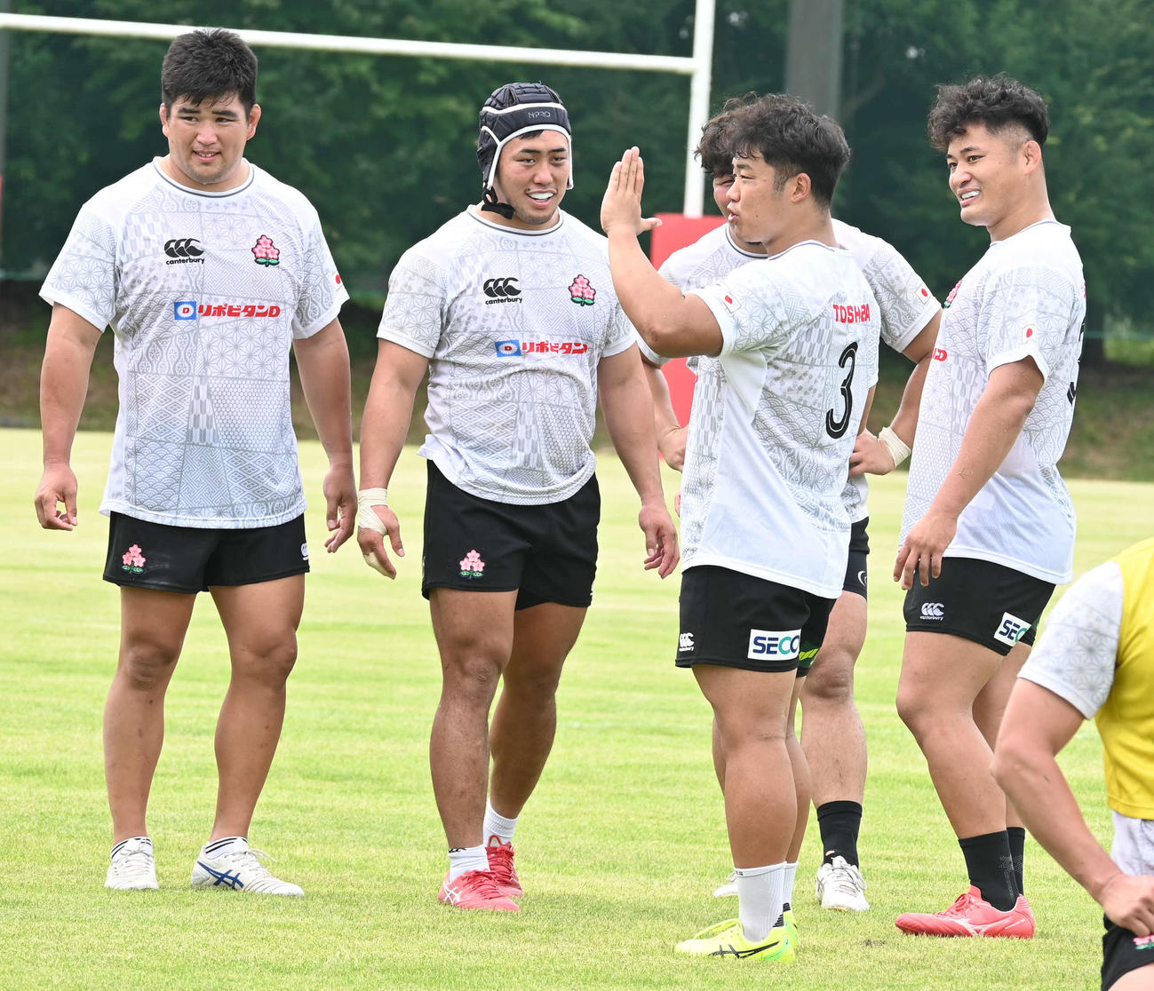 原田衛（左から2人目）は練習後にチームメートと話し合う（撮影・飯岡大暉）