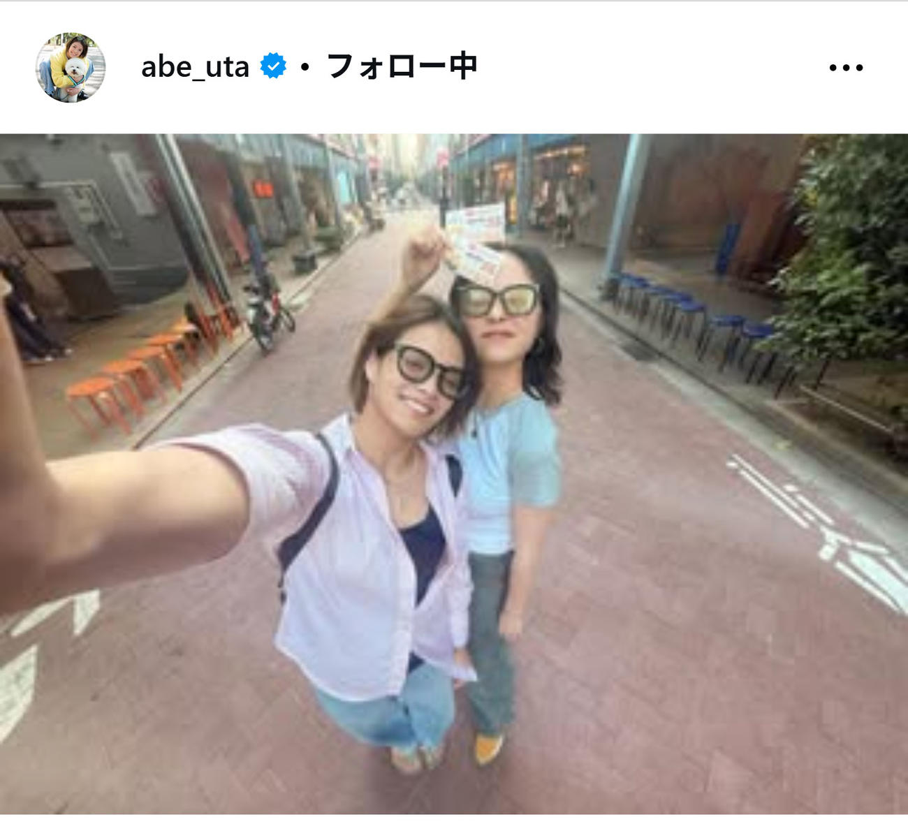 黒縁めがねの自撮りショットを投稿した阿部詩（インスタグラムから）