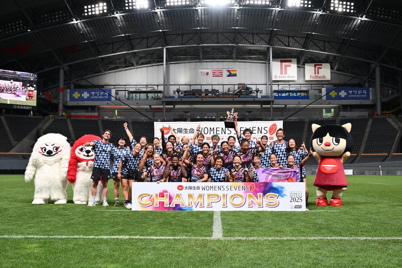 太陽生命ウィメンズセブンズシリーズで年間総合優勝を飾り、笑顔を見せるながとの選手たち（C）JRFU