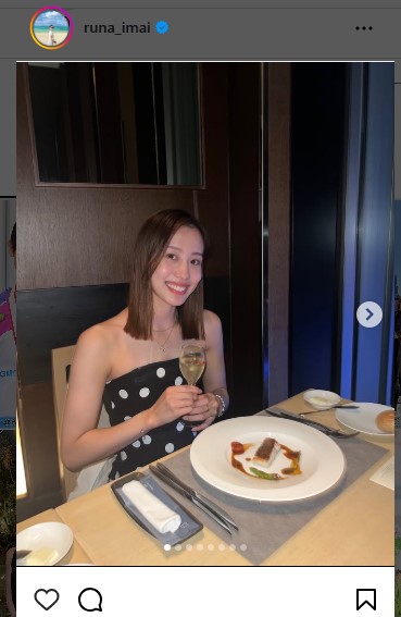 デコルテ全開ワンピ姿の今井月さんが25歳の誕生日祝いで笑顔を見せる