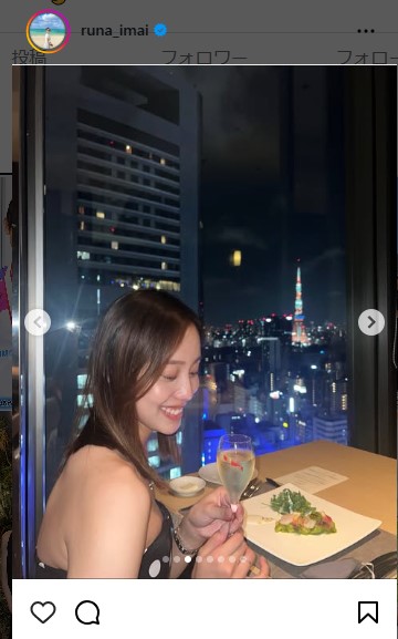 デコルテ全開ワンピ姿の今井月さんが25歳の誕生日にシャンパングラスを掲げる