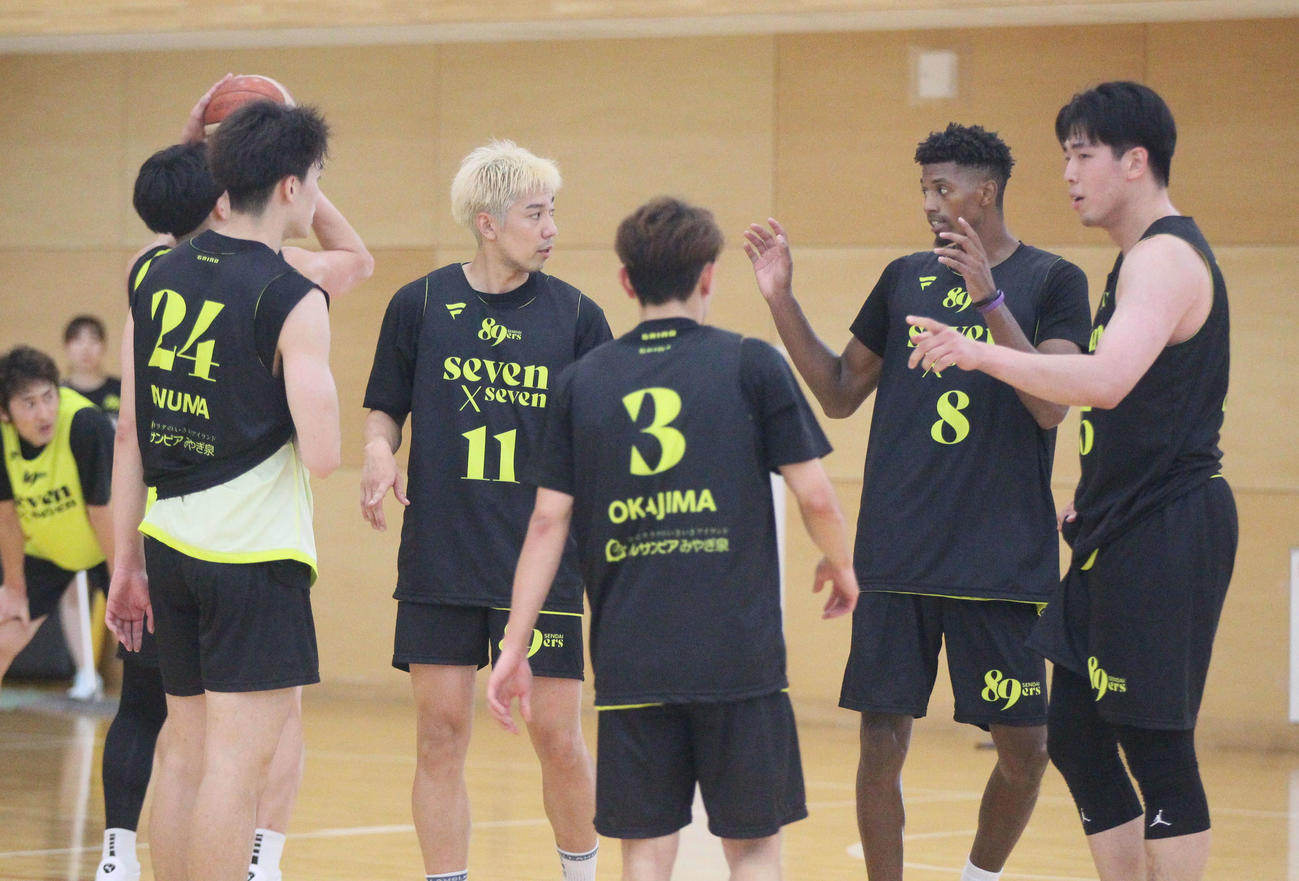 チーム初練習にて意見交換をするB1仙台の選手たち（撮影・高橋香奈）