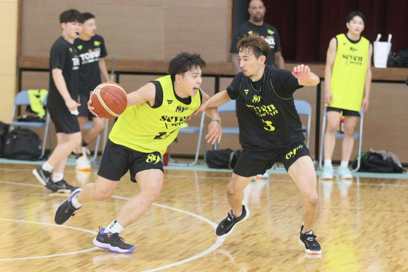 チーム初練習、B1仙台PG岡島和真（右）とドリブル突破を狙うPG渡辺翔太（撮影・高橋香奈）