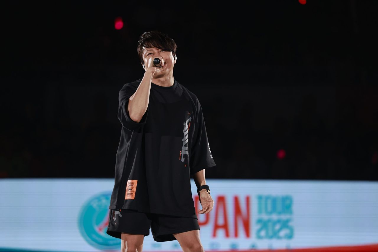 ジークスター東京とパリ・サンジェルマンの国際親善試合を前に、歌唱パフォーマンスを披露した西川貴教（C）PSG HB 2025