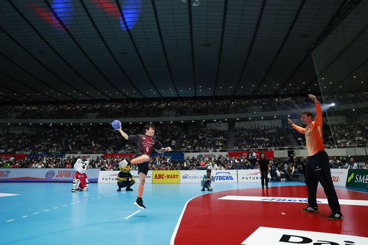 ジークスター東京とパリ・サンジェルマンの国際親善試合前に、スローで注目を集めた西川貴教（C）PSG HB 2025