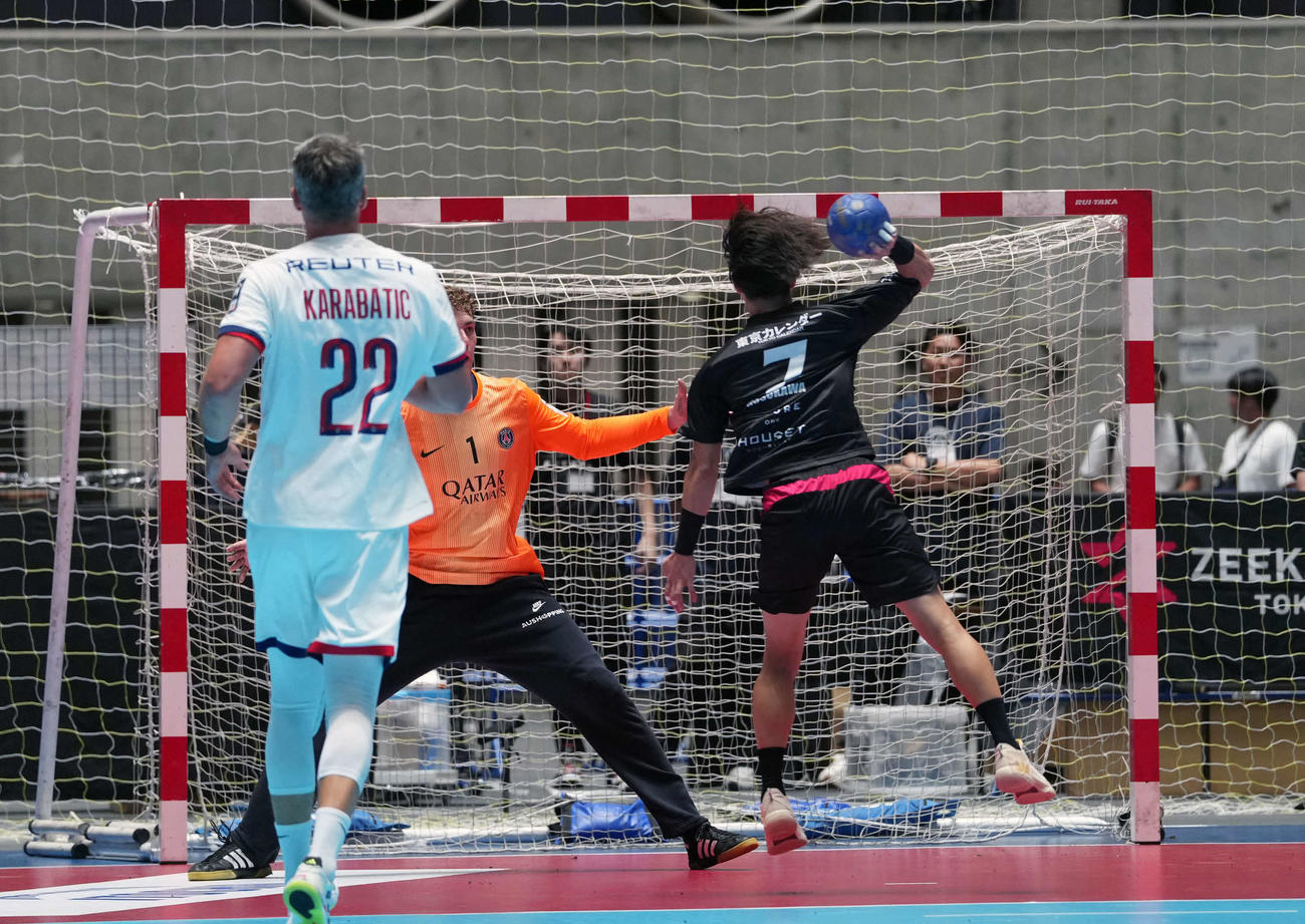 パリ・サンジェルマンハンドボールジャパンツアー2025　ジークスター東京対パリ・サンジェルマン　ジークスター東京前半、シュートを放つ細川（撮影・小島史椰）