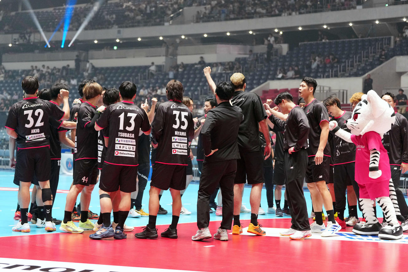 ジークスター東京対パリ・サンジェルマン　試合前に円陣を組むジークスター東京の選手たち（撮影・小島史椰）