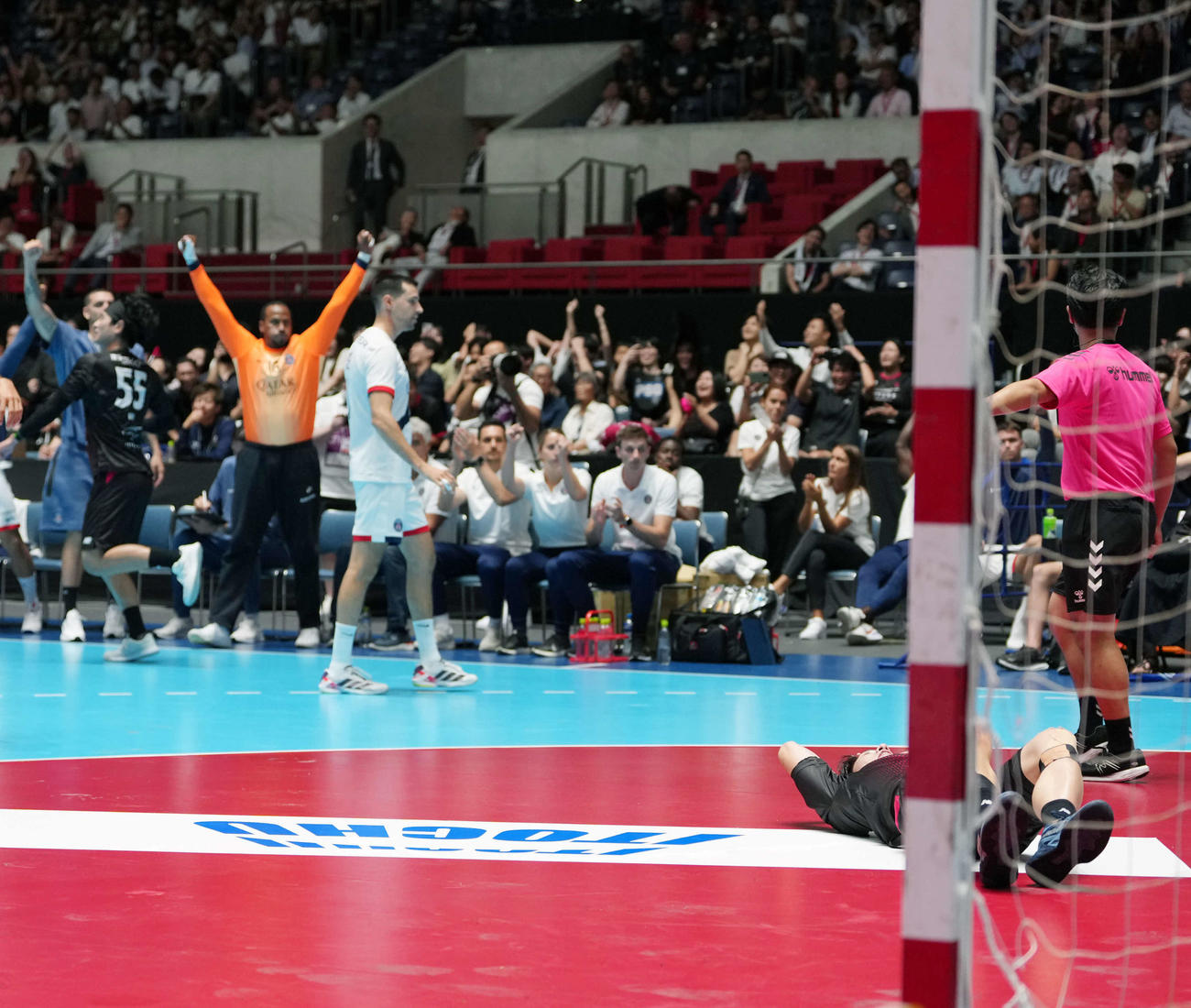 パリ・サンジェルマンハンドボールジャパンツアー2025　ジークスター東京対パリ・サンジェルマン　ジークスター東京後半29分半過ぎ、同点のシュートを外し倒れ込む中村（右）（撮影・小島史椰）