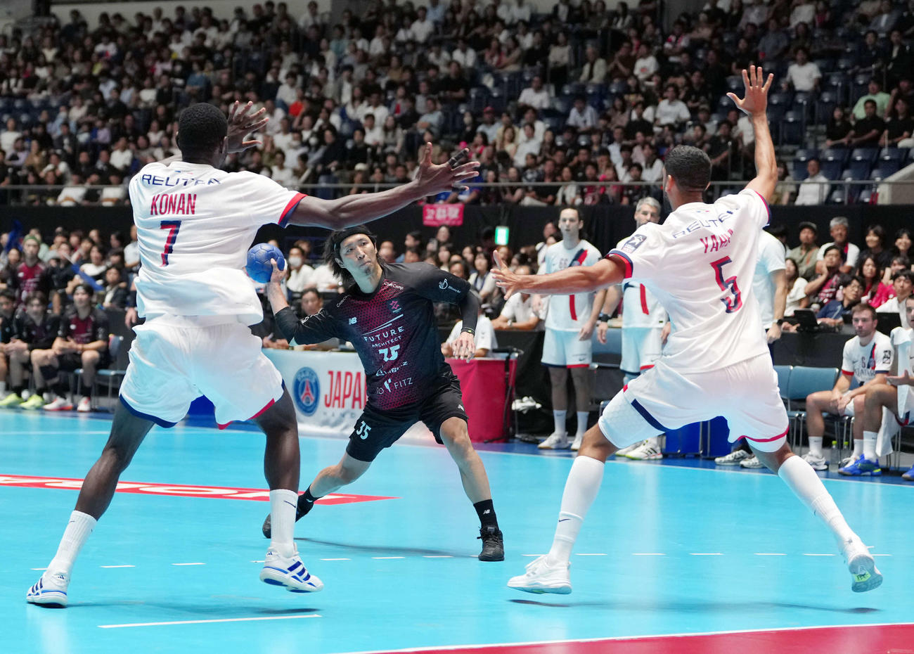 パリ・サンジェルマンハンドボールジャパンツアー2025　ジークスター東京対パリ・サンジェルマン　ジークスター東京後半、シュートを放つ小山（中央）（撮影・小島史椰）
