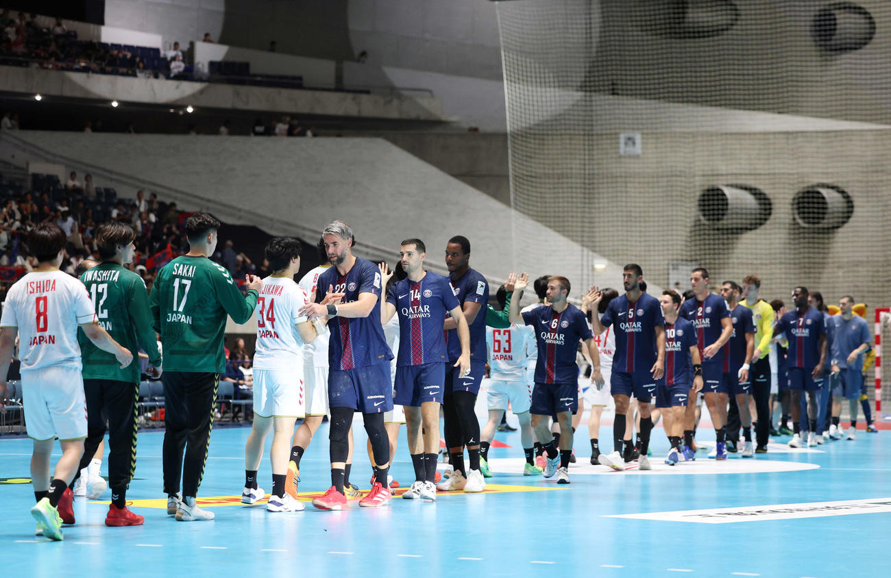 日本代表対パリ・サンジェルマン　試合後、握手を交わす両チーム（撮影・増田悦実）