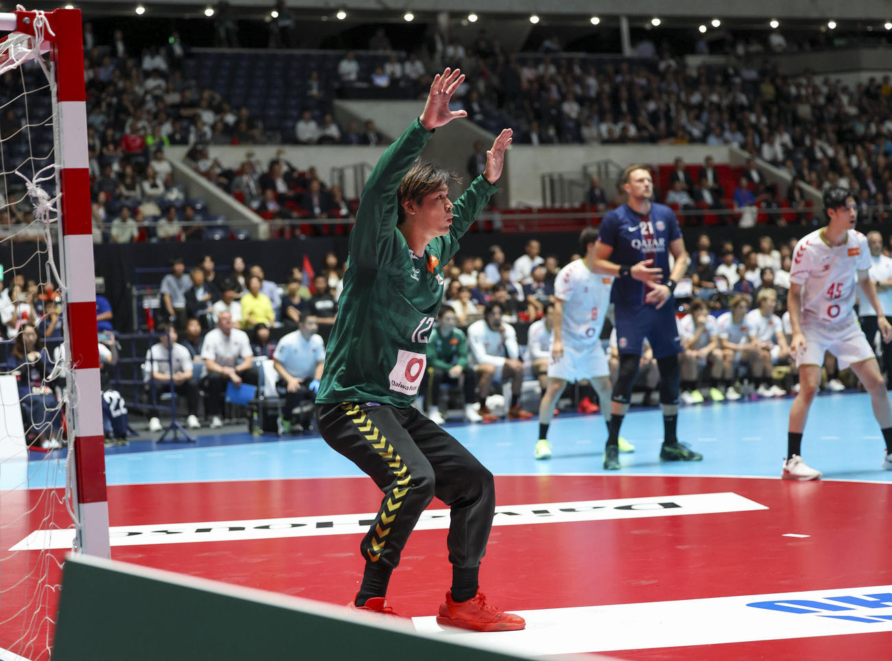 日本代表対パリ・サンジェルマン　後半、ディフェンスをする岩下（撮影・増田悦実）