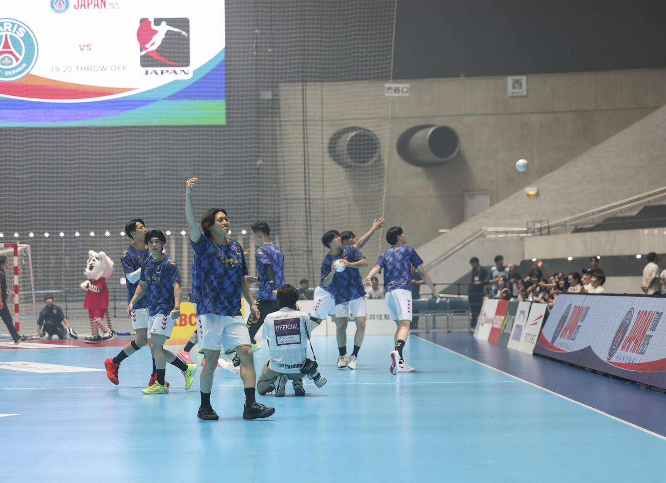 日本代表対パリ・サンジェルマン　サインボールの投げ込みを行う日本代表（撮影・増田悦実）