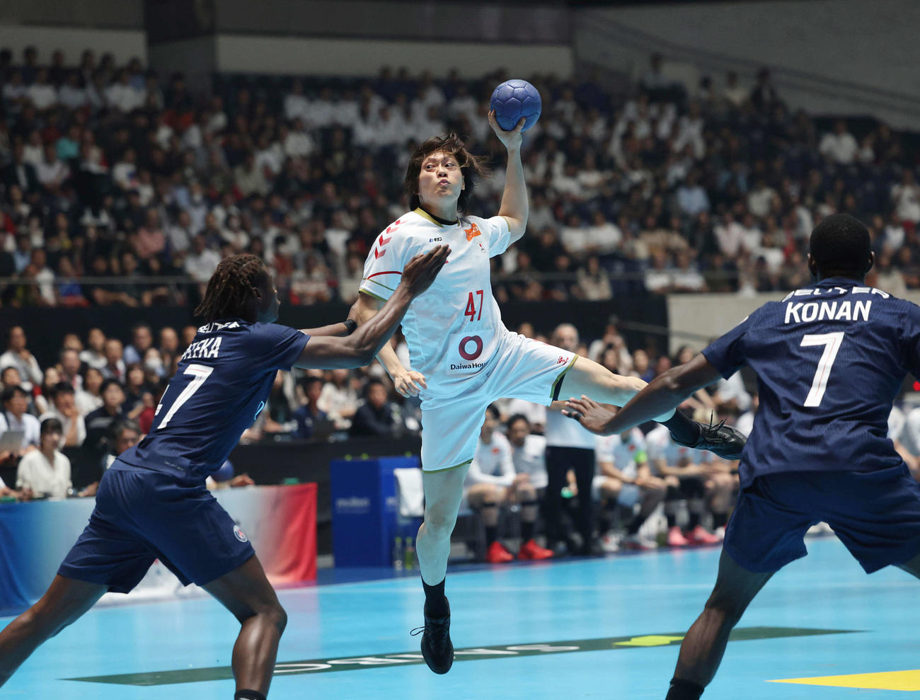 日本代表対パリ・サンジェルマン　前半、シュートを放つ日本代表・井出（撮影・増田悦実）