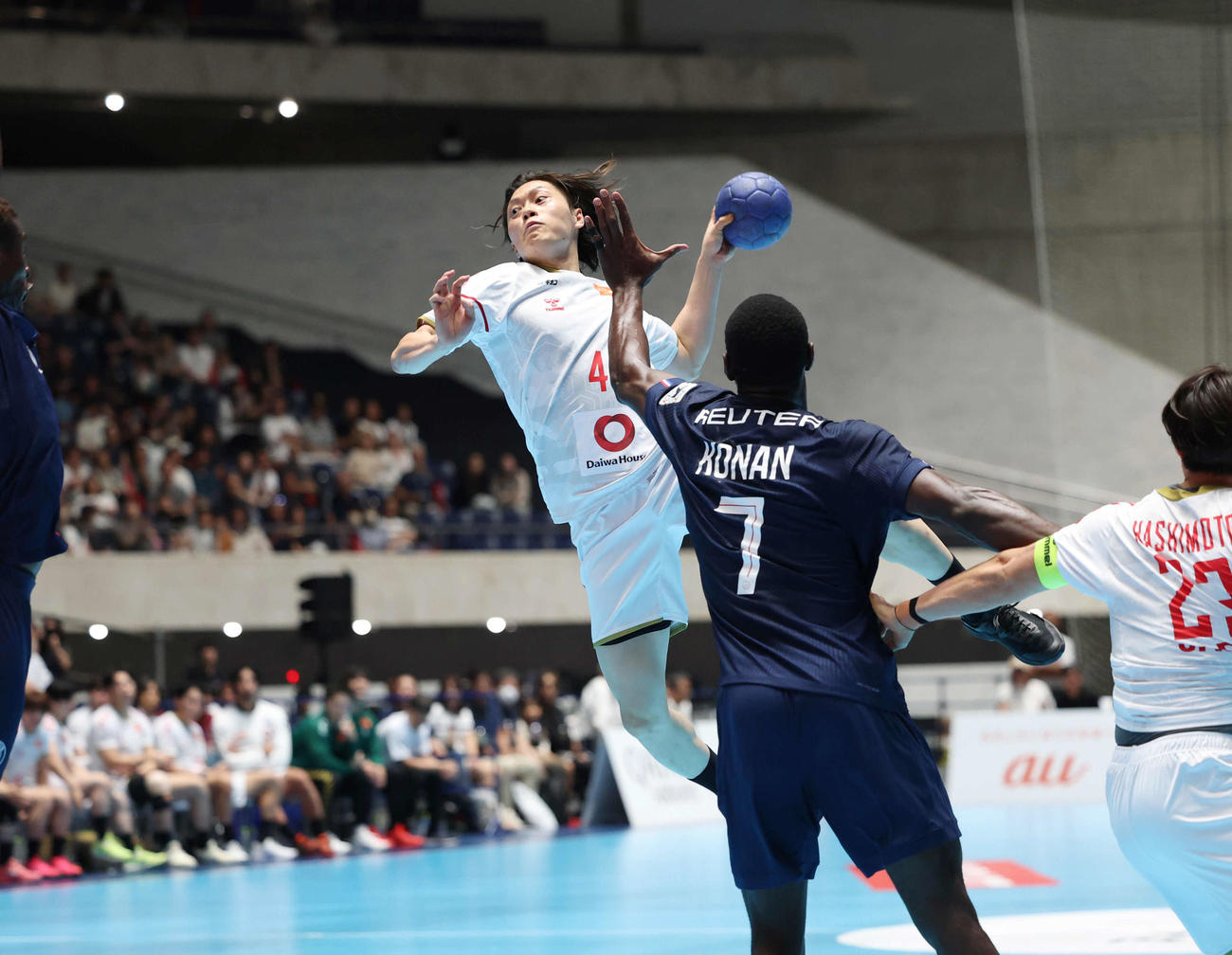 日本代表対パリ・サンジェルマン　前半、シュートを放つ日本代表・井出（撮影・増田悦実）