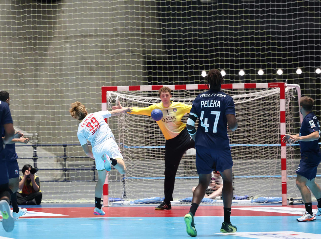 日本代表対パリ・サンジェルマン　後半、シュートを放つ日本代表・藤坂（撮影・増田悦実）