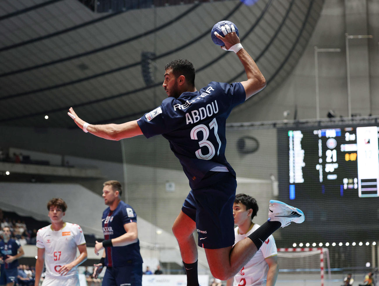 日本代表対パリ・サンジェルマン　後半、シュートを放つパリ・サンジェルマン、アブデルラハマン・アブドゥ（撮影・増田悦実）