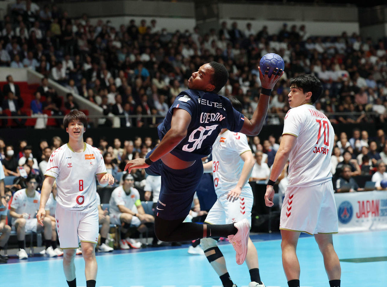 日本代表対パリ・サンジェルマン　後半、シュートを放つパリ・サンジェルマン、ゴウチエ・ロレドン（撮影・増田悦実）