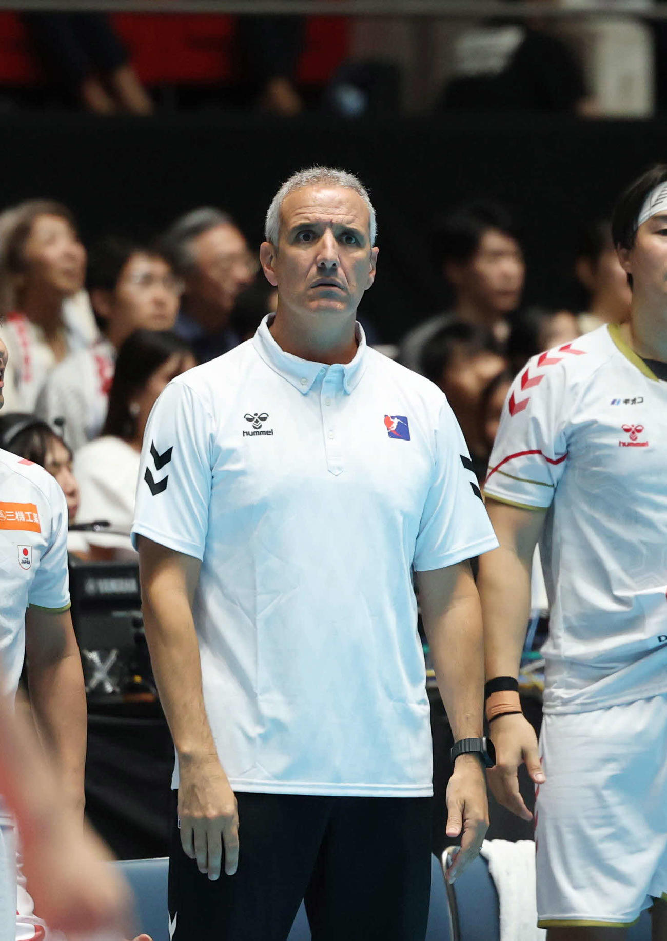 日本代表対パリ・サンジェルマン　試合を見つめる日本代表・トニー・ジローナ監督（撮影・増田悦実）